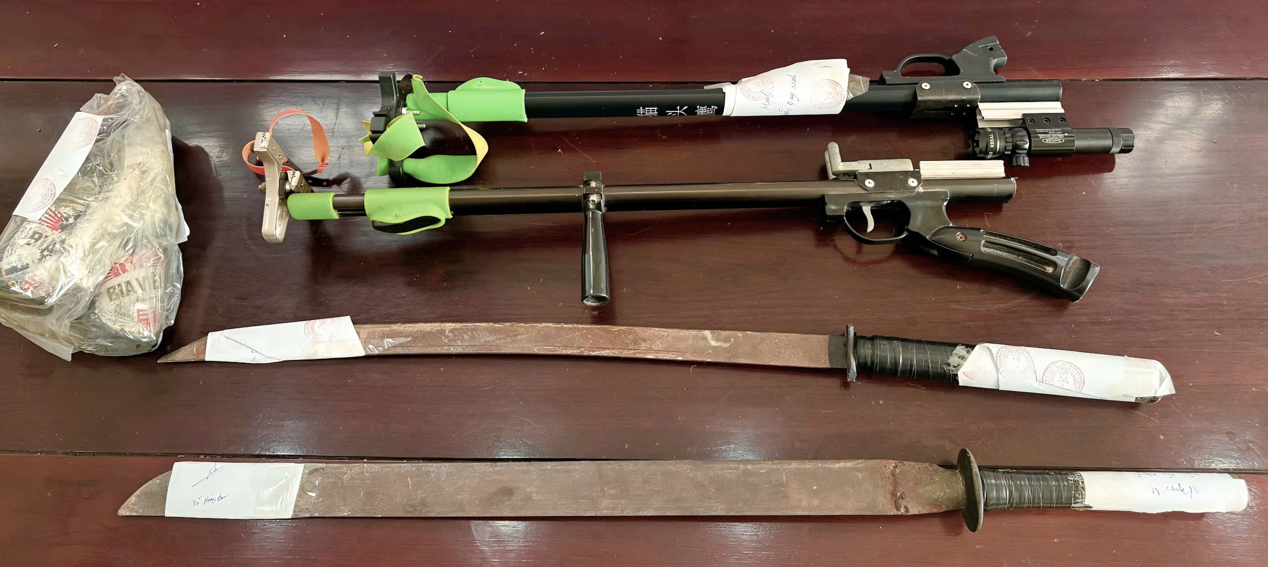 Bắt nh&oacute;m hơn 10 thanh ni&ecirc;n mang hung kh&iacute; g&acirc;y rối trong đ&ecirc;m ở Nghệ An- Ảnh 2.