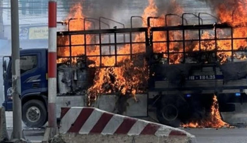 Xe tải b&ugrave;ng ch&aacute;y dữ dội tr&ecirc;n QL51.