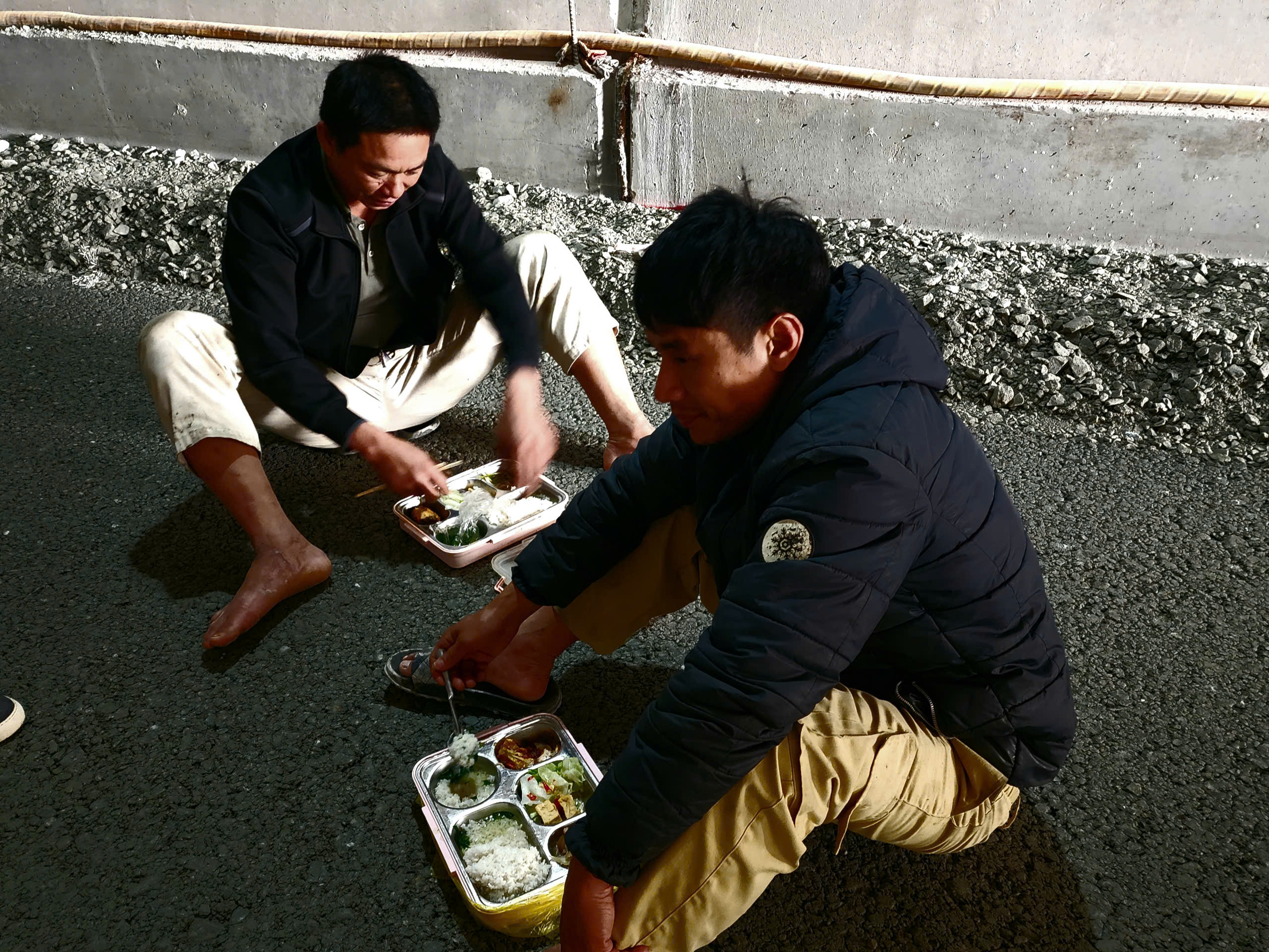 Những bữa ăn vội nửa đ&ecirc;m tr&ecirc;n c&ocirc;ng trường cao tốc B&atilde;i Vọt - H&agrave;m Nghi - Vũng &Aacute;ng- Ảnh 2.