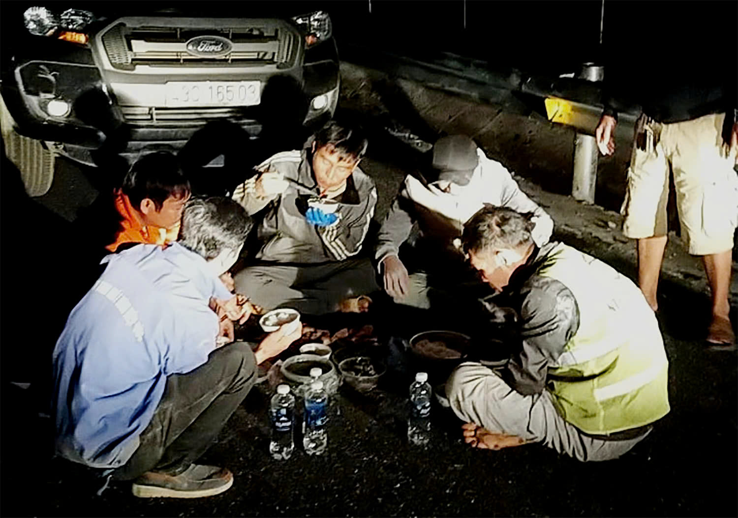 Những bữa ăn vội nửa đ&ecirc;m tr&ecirc;n c&ocirc;ng trường cao tốc B&atilde;i Vọt - H&agrave;m Nghi - Vũng &Aacute;ng- Ảnh 1.