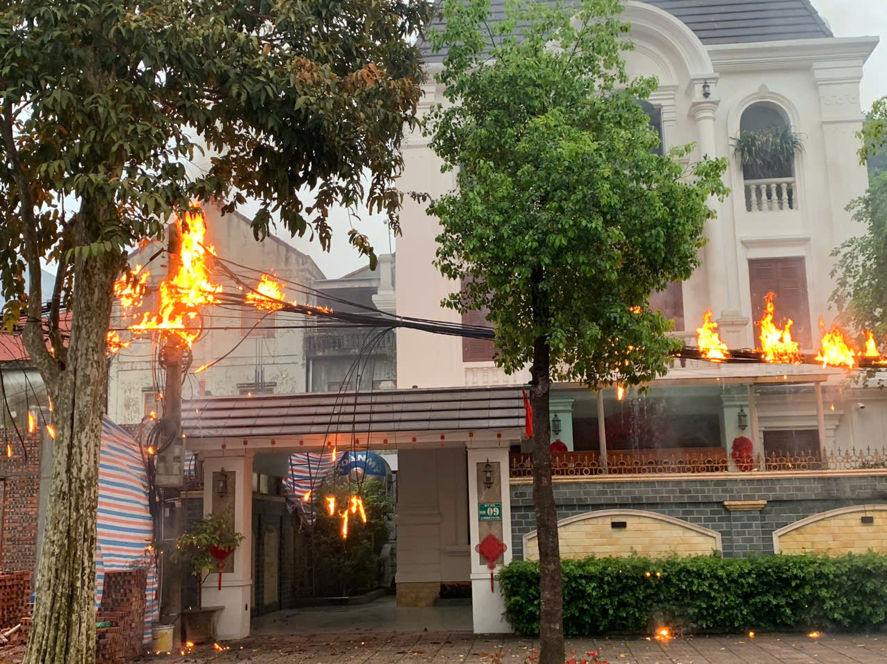 Nghệ An: Kịp thời khống chế đám cháy nghi do chập điện tại thành phố Vinh- Ảnh 1. Nghệ An: Kịp thời khống chế đám cháy nghi do chập điện tại thành phố Vinh- Ảnh 1.