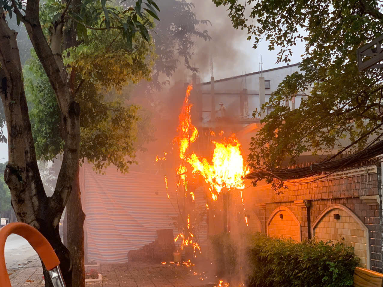 Nghệ An: Kịp thời khống chế đám cháy nghi do chập điện tại thành phố Vinh- Ảnh 2. Nghệ An: Kịp thời khống chế đám cháy nghi do chập điện tại thành phố Vinh- Ảnh 2.