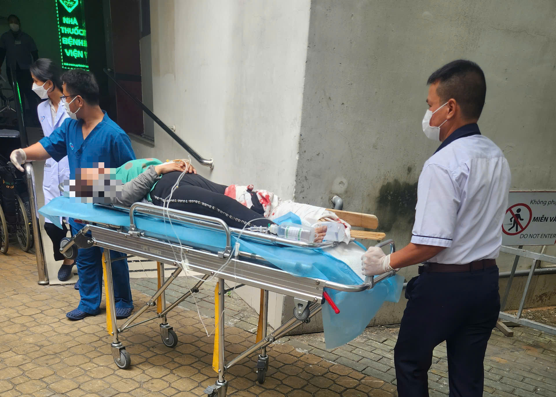 TP.HCM: Người phụ nữ b&aacute;n v&eacute; số khiếm thị bị b&aacute;nh xe bu&yacute;t c&aacute;n qua ch&acirc;n- Ảnh 1.