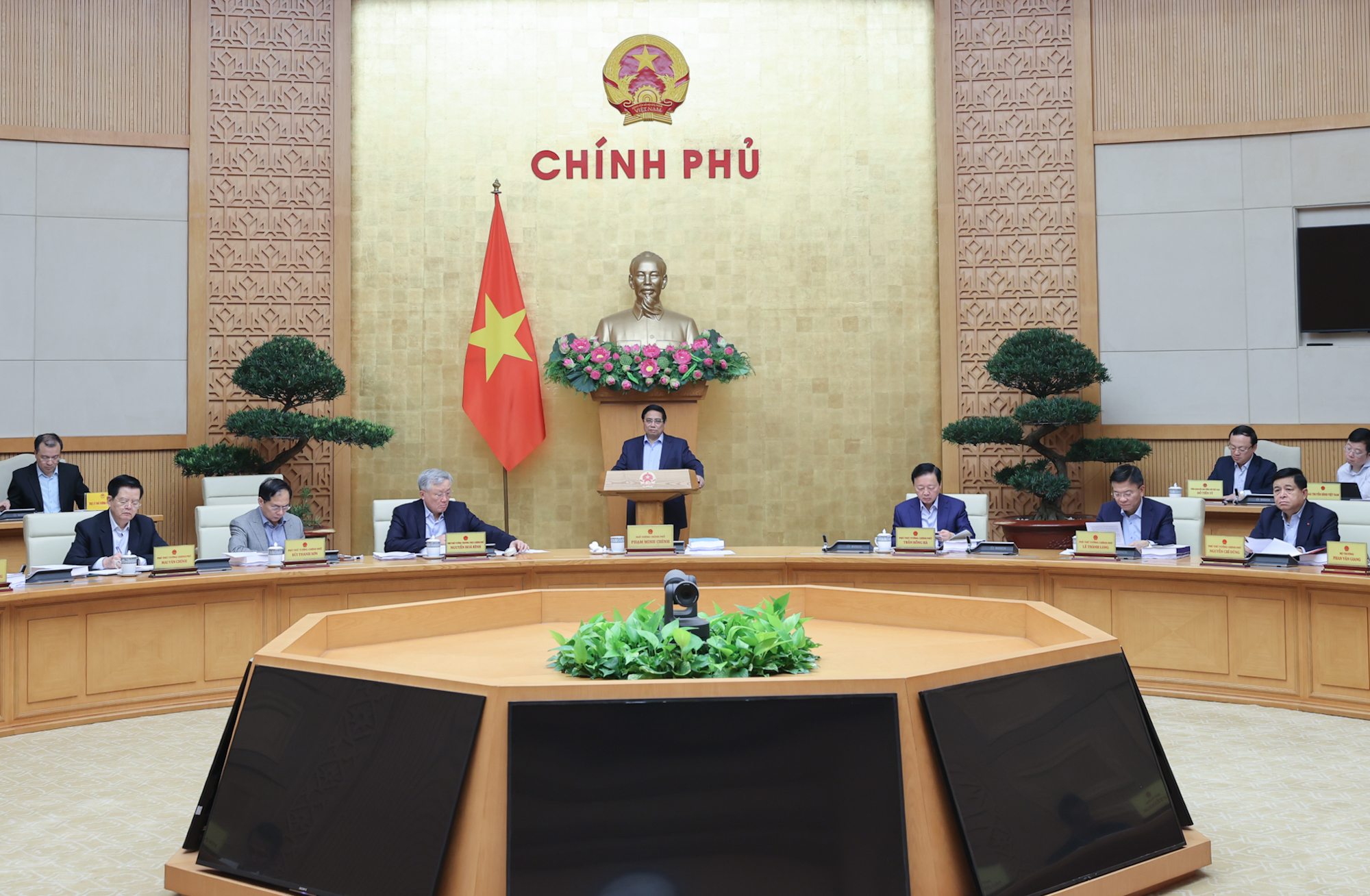 Thủ tướng: Điểm nghẽn lớn nhất l&agrave; thể chế, cũng l&agrave; điểm dễ th&aacute;o gỡ nhất- Ảnh 2.