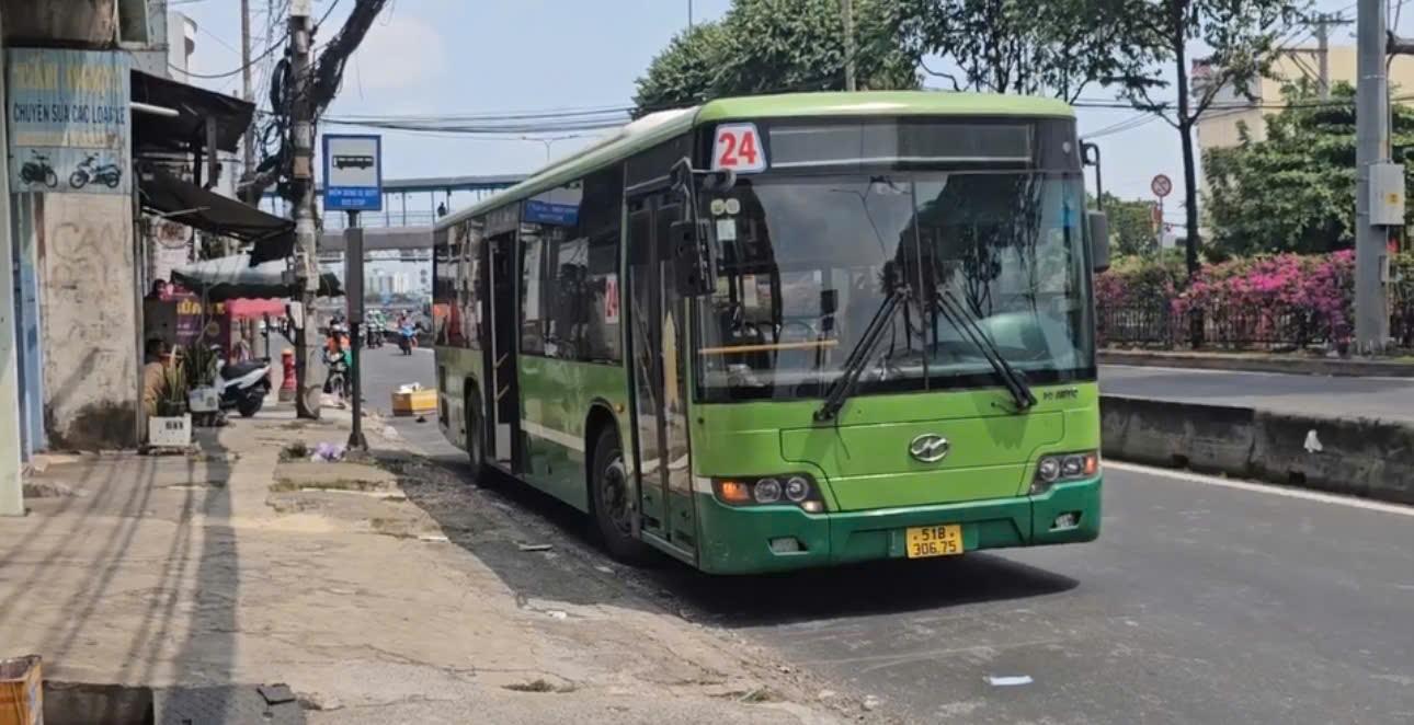 TP.HCM: Người phụ nữ b&aacute;n v&eacute; số khiếm thị bị b&aacute;nh xe bu&yacute;t c&aacute;n qua ch&acirc;n- Ảnh 2.