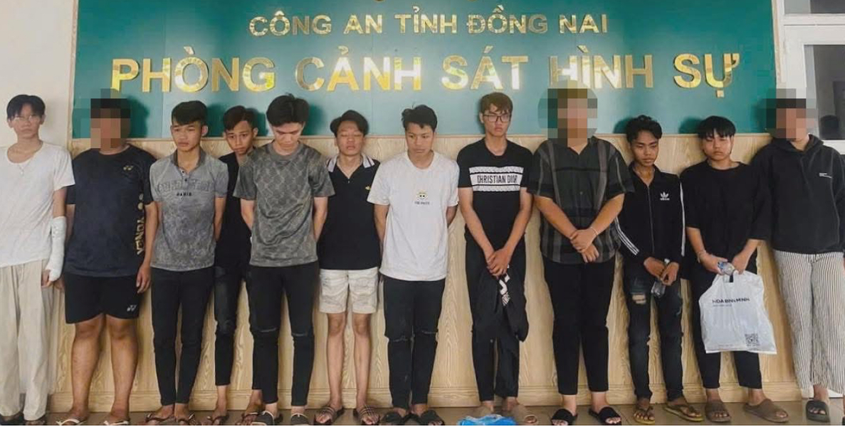 Bắt nh&oacute;m 9 thanh thiếu ni&ecirc;n mang dao, tu&yacute;p sắt đi đ&aacute;nh nhau- Ảnh 1.