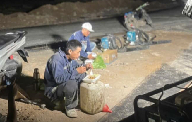 Những bữa ăn vội nửa đ&ecirc;m tr&ecirc;n c&ocirc;ng trường cao tốc B&atilde;i Vọt - H&agrave;m Nghi - Vũng &Aacute;ng- Ảnh 3.