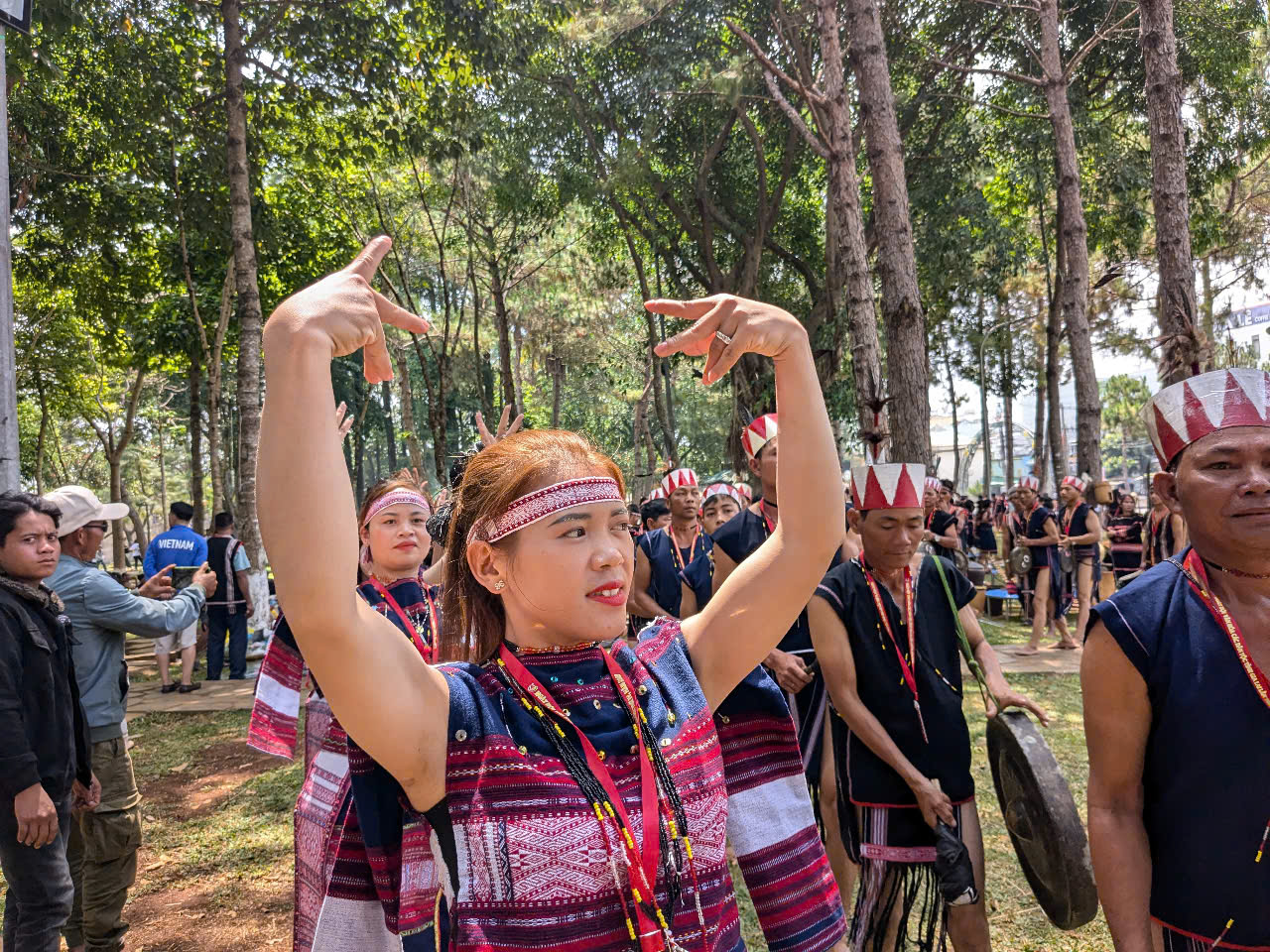 Gia Lai: Phố núi rộn rã nhịp cồng chiêng- Ảnh 5. Gia Lai: Phố núi rộn rã nhịp cồng chiêng- Ảnh 5.