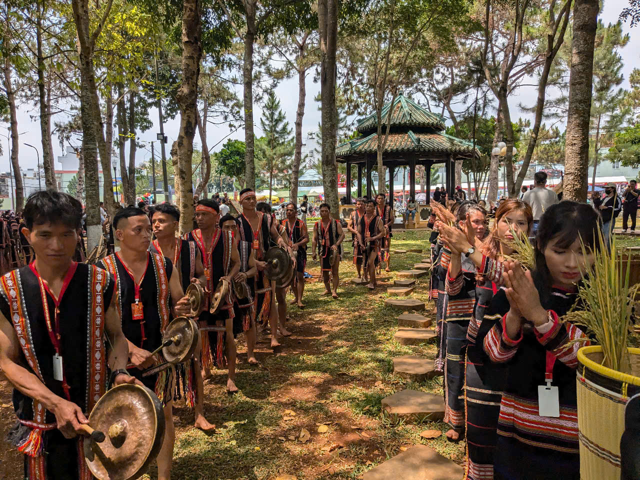Gia Lai: Phố núi rộn rã nhịp cồng chiêng- Ảnh 6. Gia Lai: Phố núi rộn rã nhịp cồng chiêng- Ảnh 6.