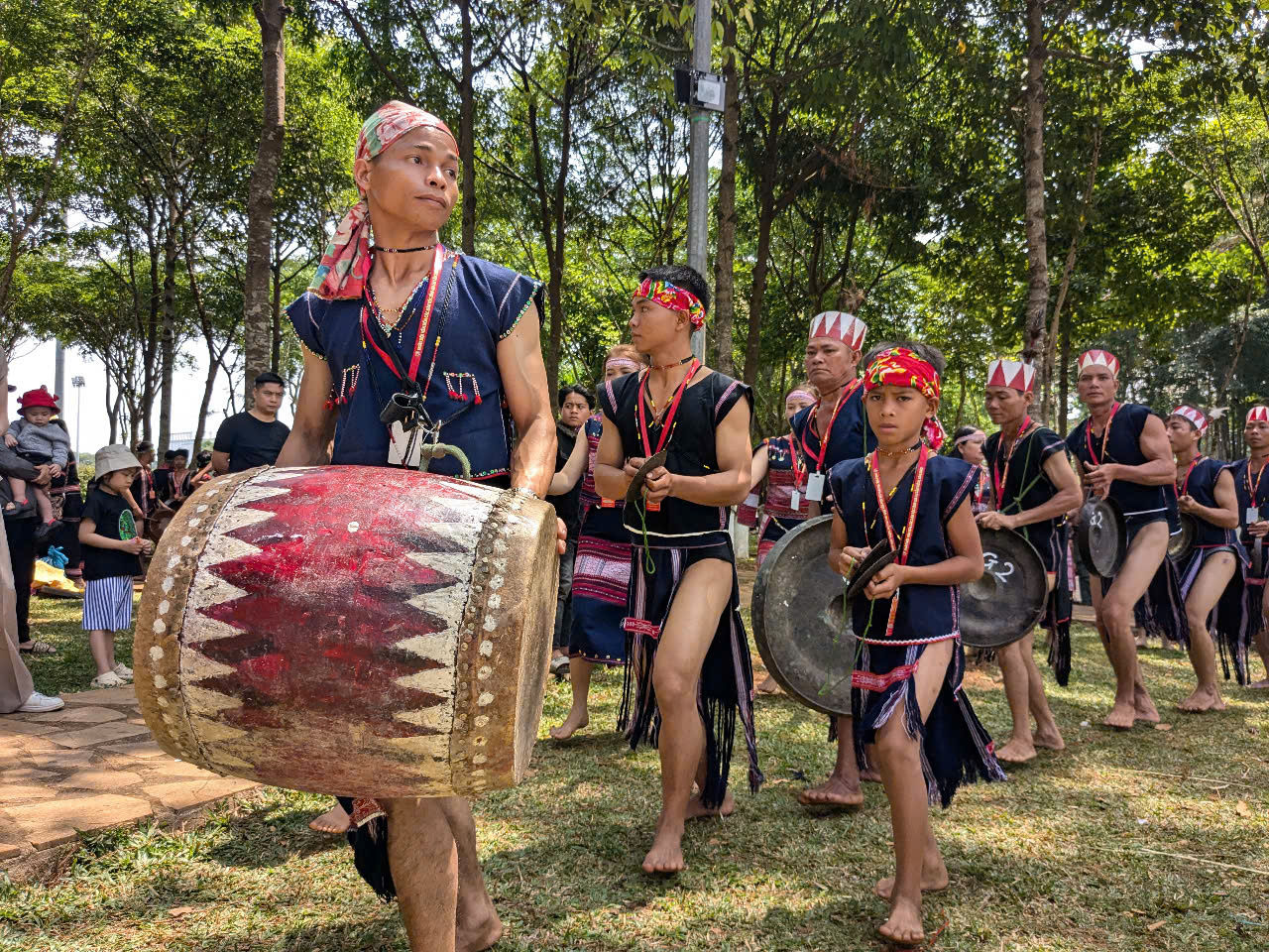 Gia Lai: Phố núi rộn rã nhịp cồng chiêng- Ảnh 7. Gia Lai: Phố núi rộn rã nhịp cồng chiêng- Ảnh 7.