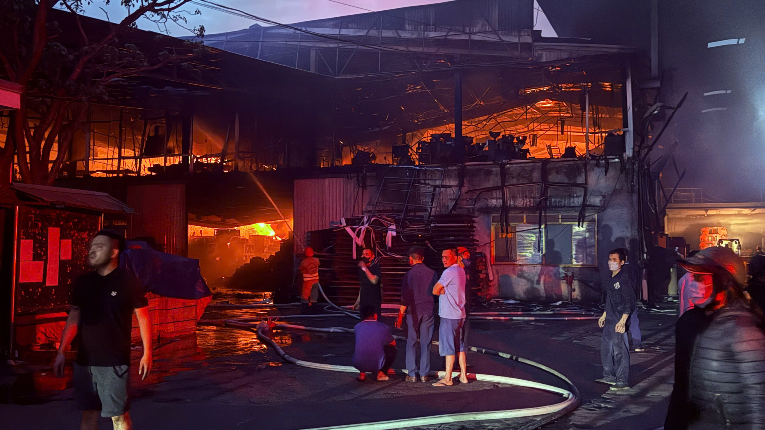 Hải Dương: Cháy lớn tại Công ty TNHH Cơ khí Toàn Phát- Ảnh 4. Hải Dương: Cháy lớn tại Công ty TNHH Cơ khí Toàn Phát- Ảnh 4.