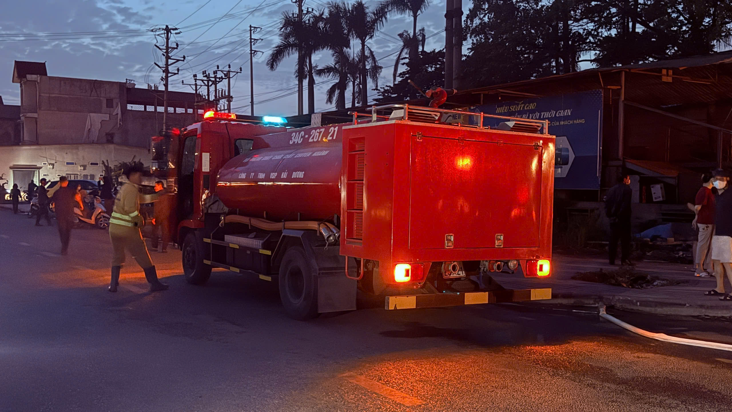 Hải Dương: Cháy lớn tại Công ty TNHH Cơ khí Toàn Phát- Ảnh 3. Hải Dương: Cháy lớn tại Công ty TNHH Cơ khí Toàn Phát- Ảnh 3.