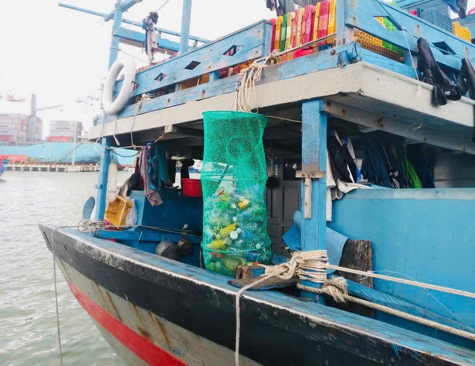 Ngư d&acirc;n B&igrave;nh Định ti&ecirc;n phong đưa r&aacute;c thải nhựa từ biển v&agrave;o bờ- Ảnh 1.
