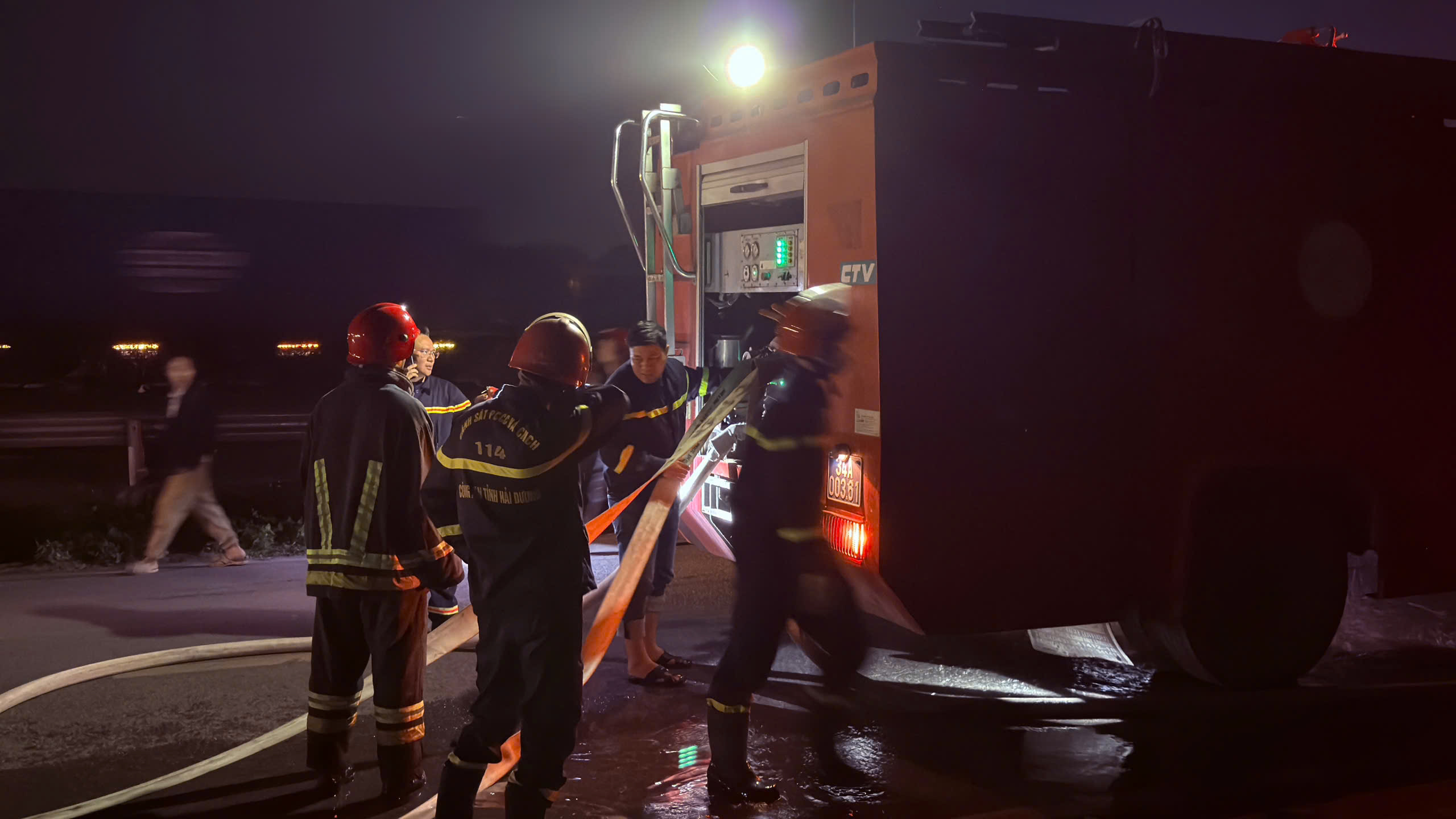 Hải Dương: Cháy lớn tại Công ty TNHH Cơ khí Toàn Phát- Ảnh 2. Hải Dương: Cháy lớn tại Công ty TNHH Cơ khí Toàn Phát- Ảnh 2.