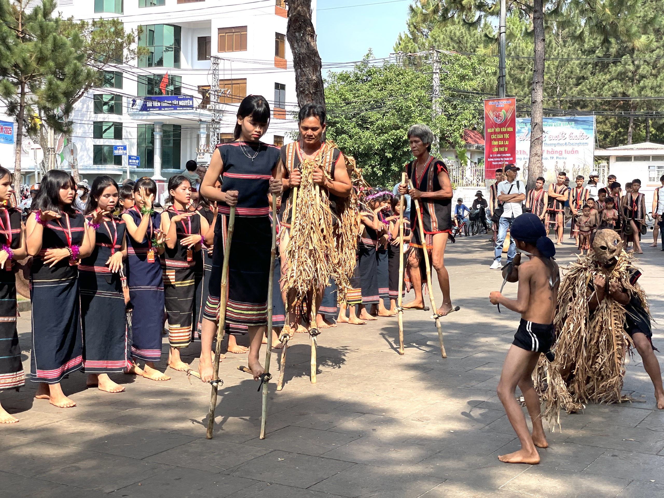 Gia Lai: Phố núi rộn rã nhịp cồng chiêng- Ảnh 2. Gia Lai: Phố núi rộn rã nhịp cồng chiêng- Ảnh 2.