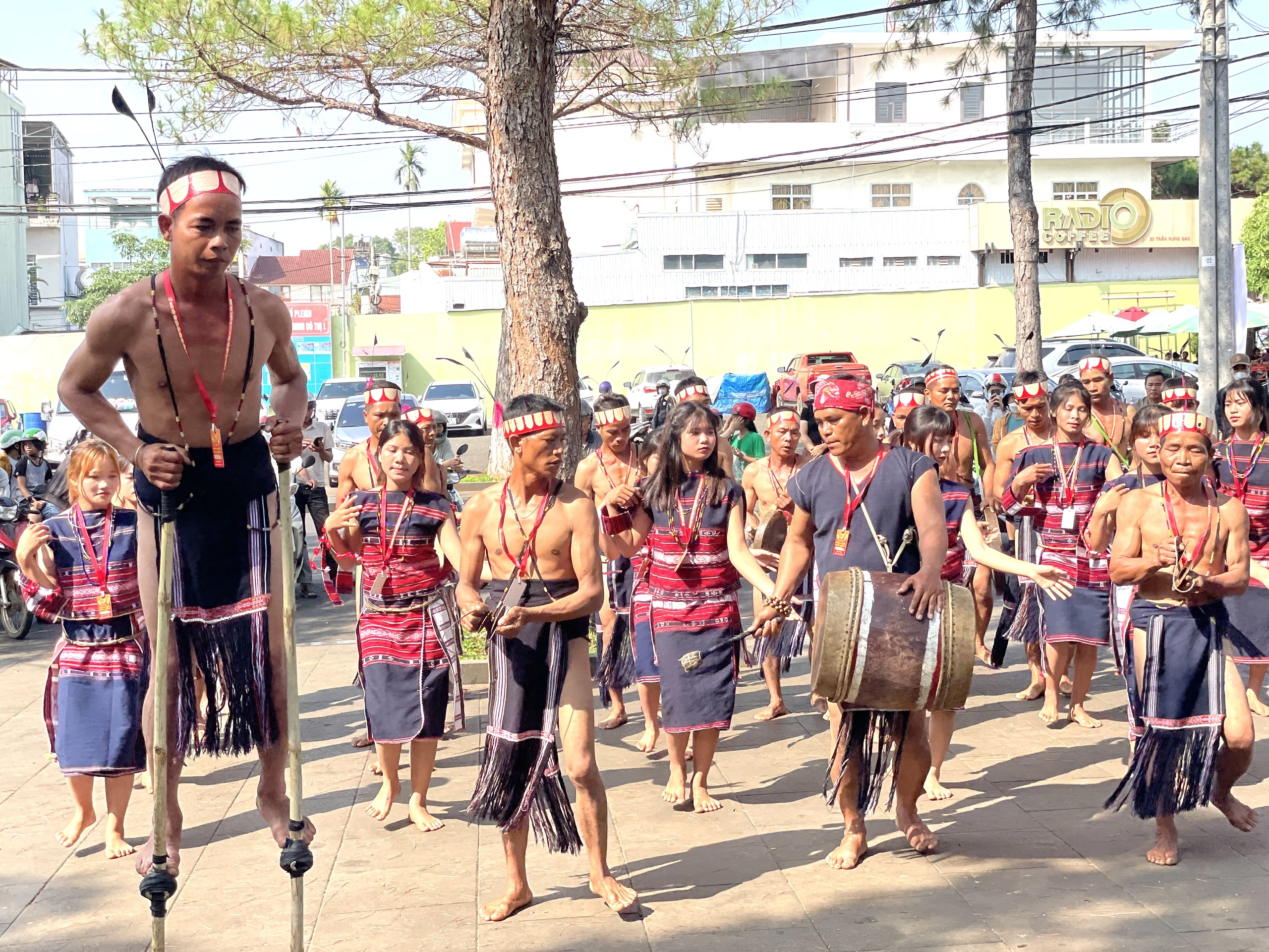 Gia Lai: Phố núi rộn rã nhịp cồng chiêng- Ảnh 3. Gia Lai: Phố núi rộn rã nhịp cồng chiêng- Ảnh 3.