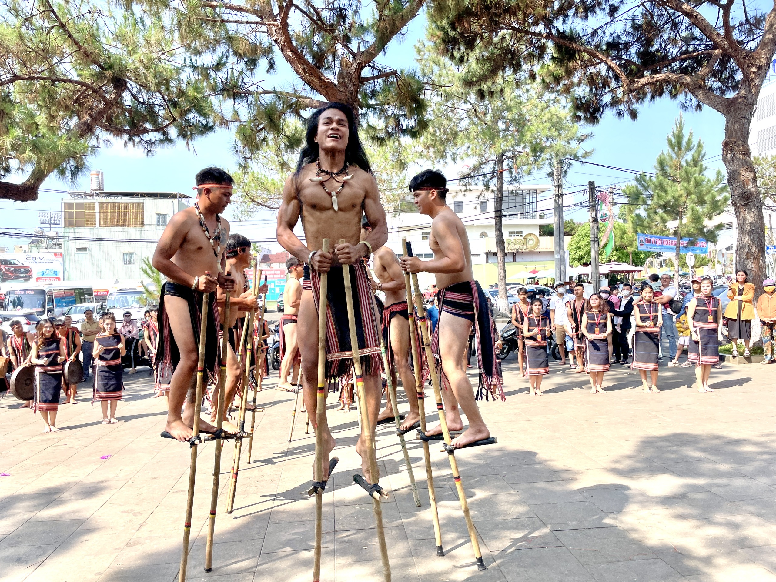 Gia Lai: Phố núi rộn rã nhịp cồng chiêng- Ảnh 4. Gia Lai: Phố núi rộn rã nhịp cồng chiêng- Ảnh 4.