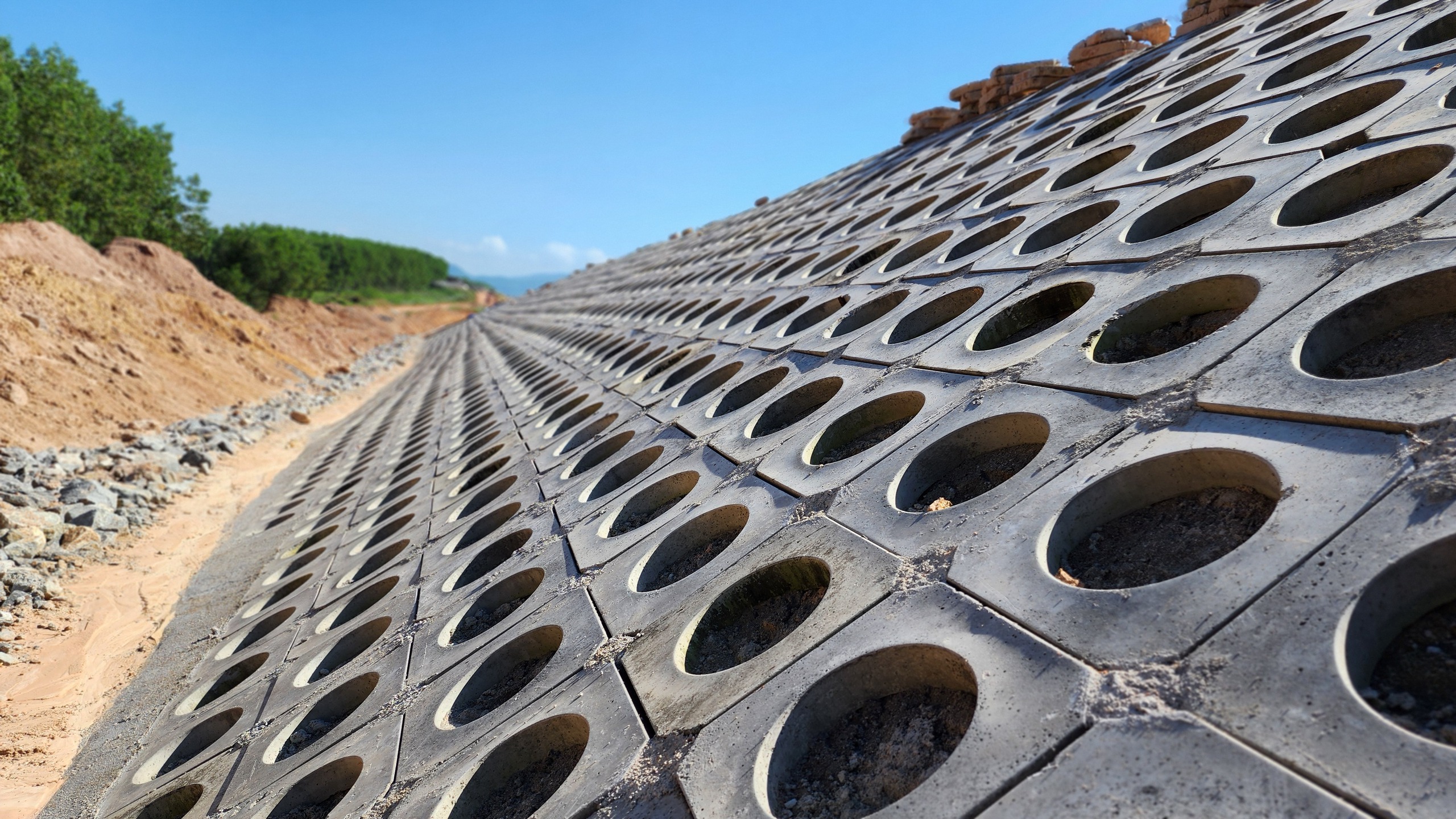 Gấp r&uacute;t ho&agrave;n thiện hạng mục an to&agrave;n giao th&ocirc;ng cao tốc Quảng Ng&atilde;i - Ho&agrave;i Nhơn- Ảnh 6.