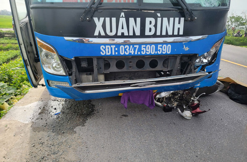 Chiếc xe máy bị cuốn vào gầm ô tô khách khiến 2 người tử vong. Chiếc xe máy bị cuốn vào gầm ô tô khách khiến 2 người tử vong.