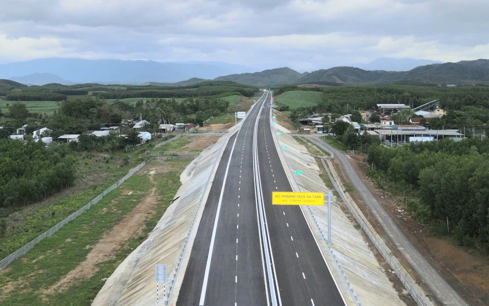 Bộ X&acirc;y dựng b&aacute;o c&aacute;o kế hoạch th&ocirc;ng xe 5 tuyến cao tốc dịp 30/4