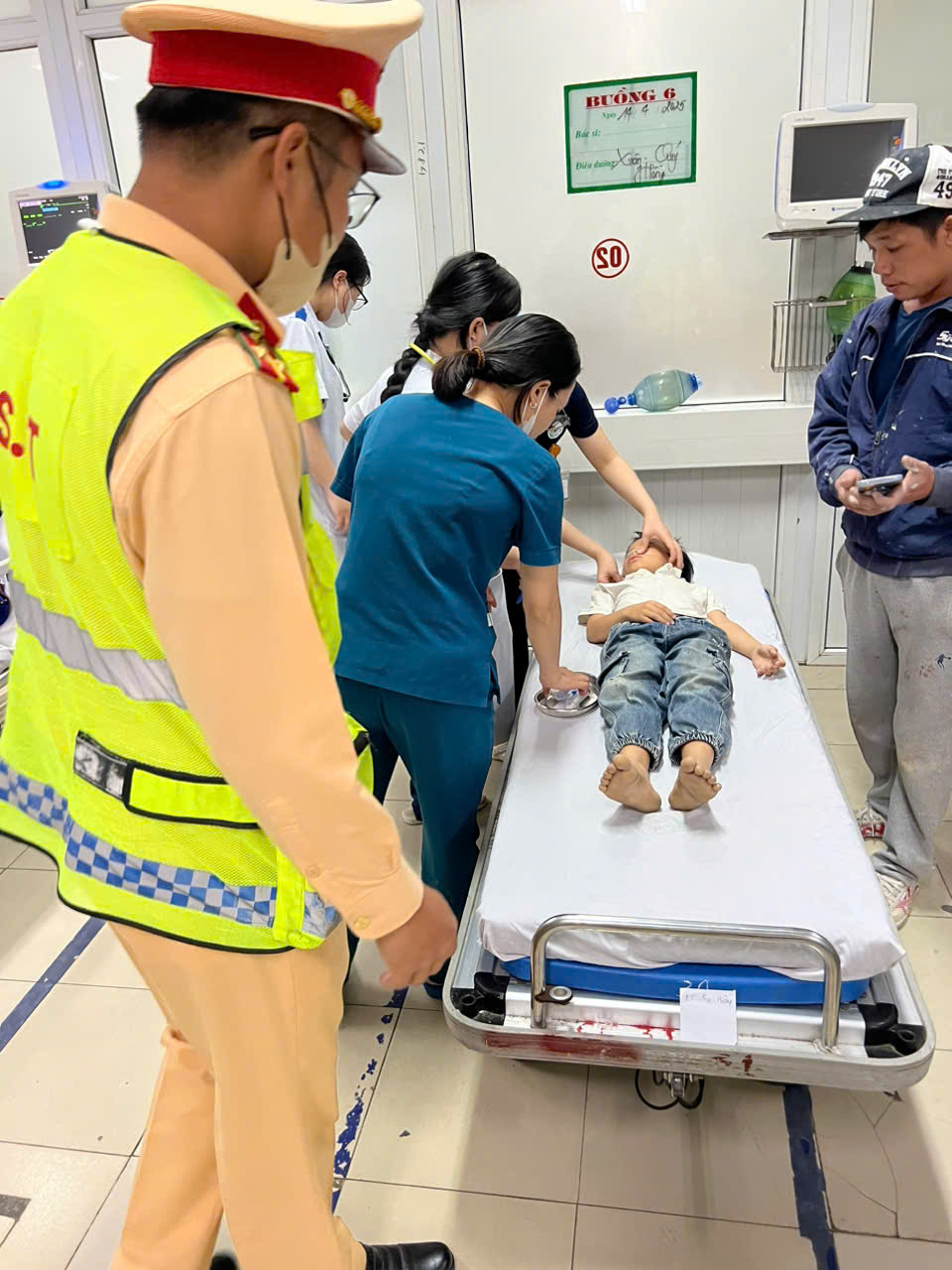 CSGT kịp thời hỗ trợ đưa ch&aacute;u b&eacute; c&oacute; dấu hiệu ngưng thở tới bệnh viện- Ảnh 2.