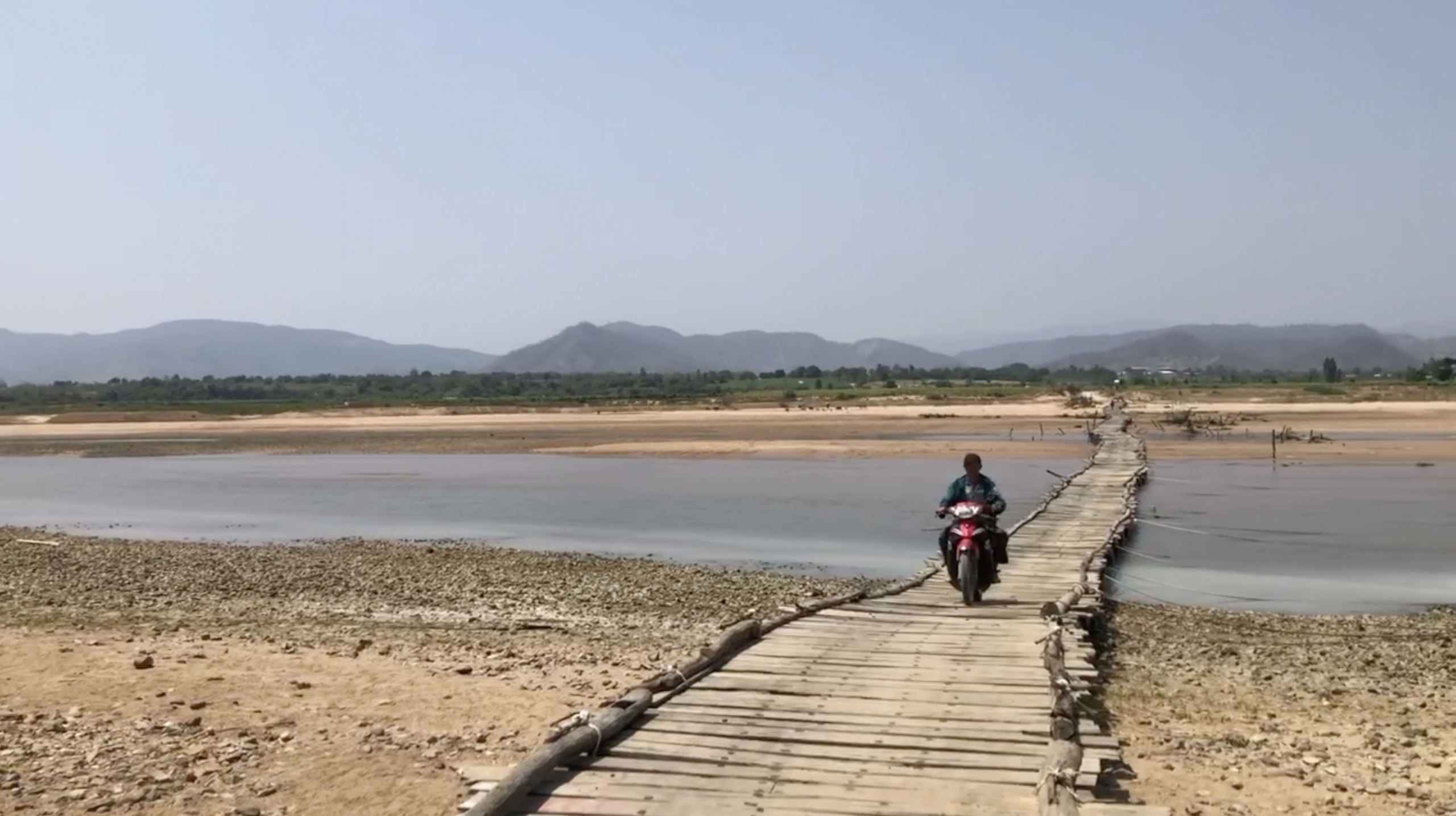 Chờ cầu xây mới, người dân lấy thùng phi ghép gỗ làm cầu tạm vượt sông Ba- Ảnh 8. Chờ cầu xây mới, người dân lấy thùng phi ghép gỗ làm cầu tạm vượt sông Ba- Ảnh 8.