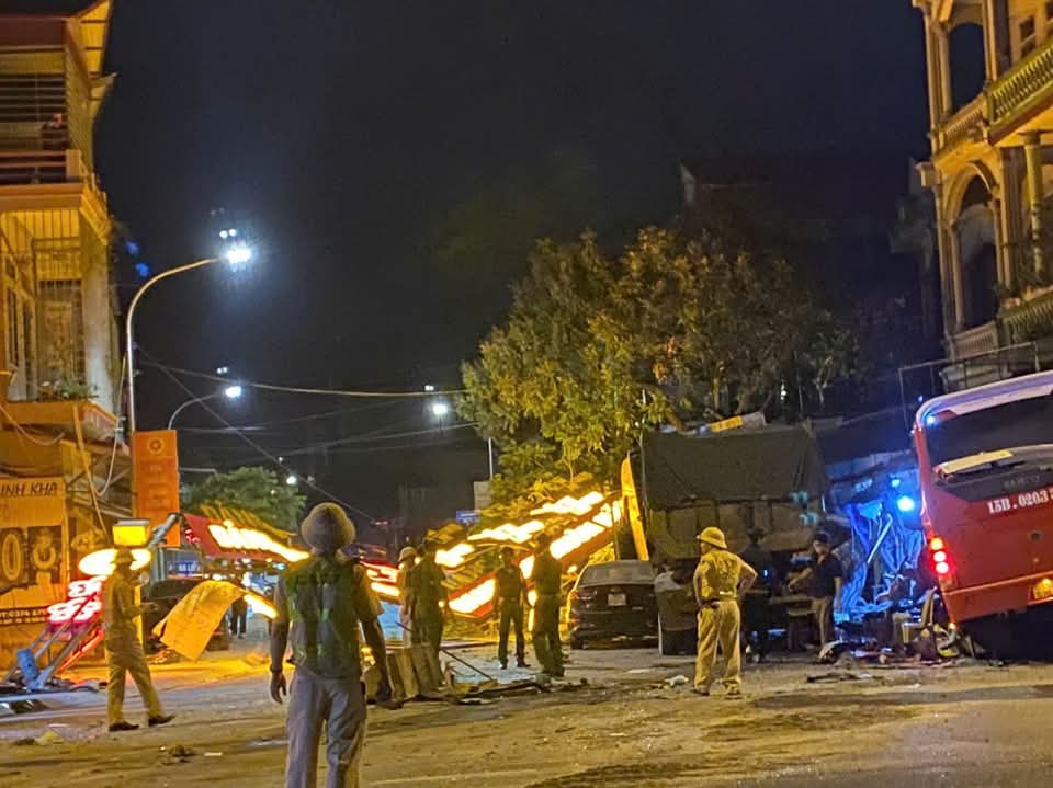 Tai nạn liên hoàn trong đêm trên quốc lộ 1 khiến hàng chục người bị thương- Ảnh 1. Tai nạn liên hoàn trong đêm trên quốc lộ 1 khiến hàng chục người bị thương- Ảnh 1.