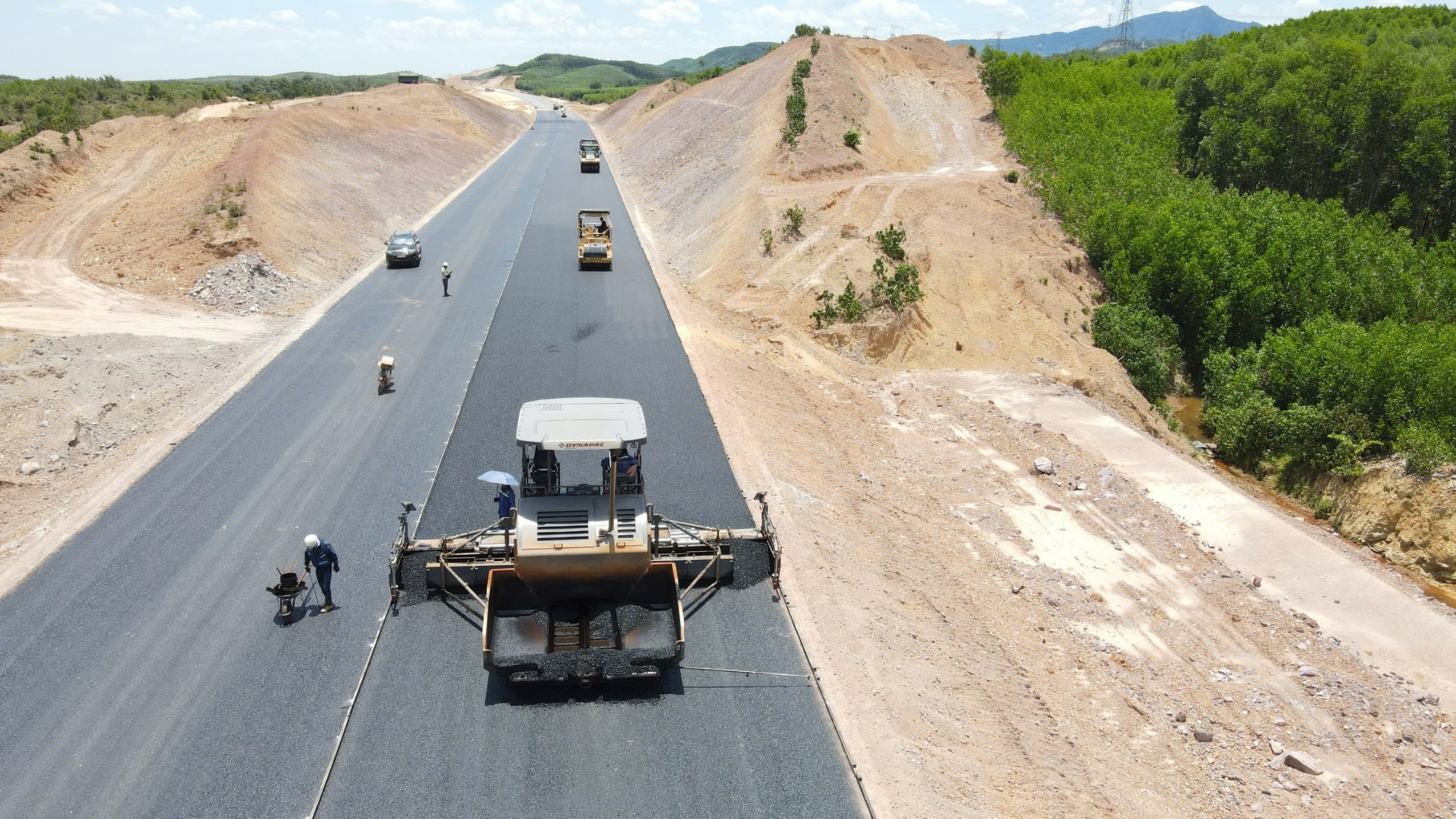 Bộ X&acirc;y dựng b&aacute;o c&aacute;o kế hoạch th&ocirc;ng xe 5 tuyến cao tốc dịp 30/4- Ảnh 1.