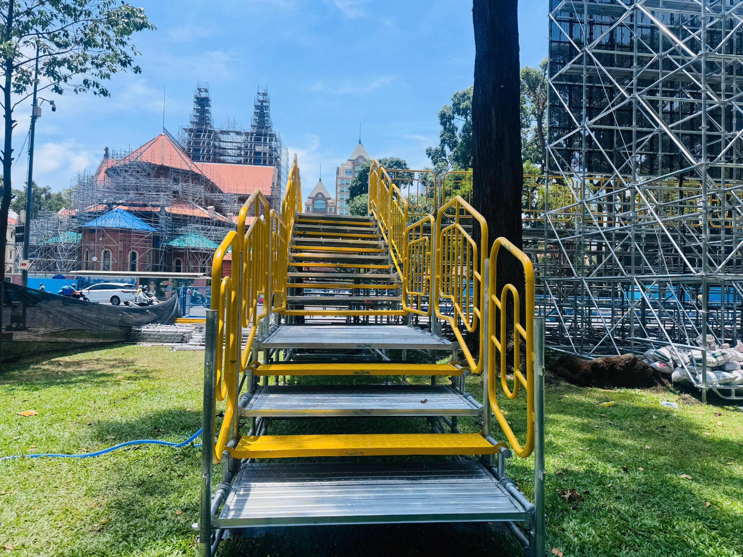 Kh&aacute;n đ&agrave;i, s&acirc;n khấu ho&agrave;nh tr&aacute;ng chuẩn bị cho lễ diễu binh 30/4 tại TP.HCM- Ảnh 5.