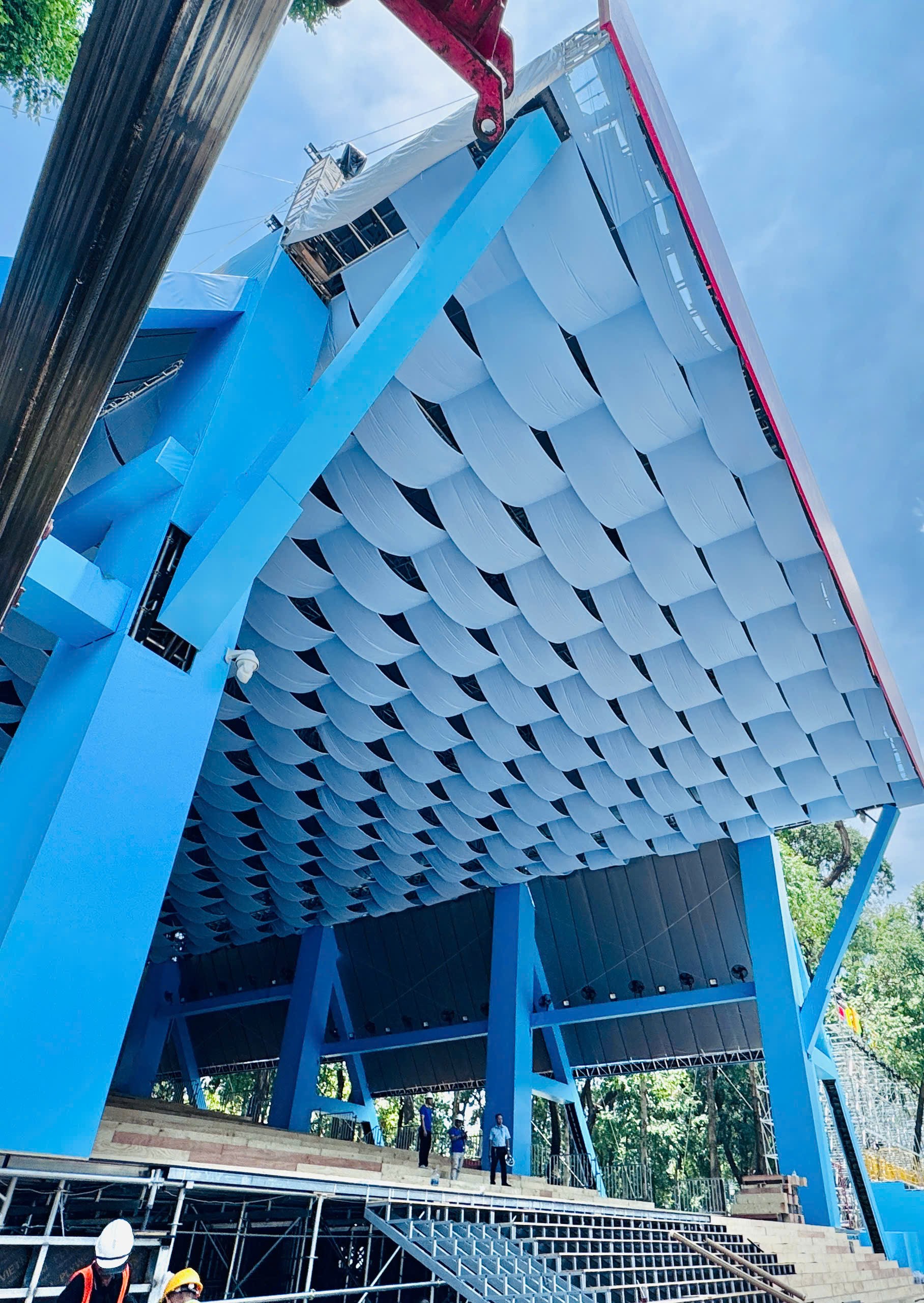 Kh&aacute;n đ&agrave;i, s&acirc;n khấu ho&agrave;nh tr&aacute;ng chuẩn bị cho lễ diễu binh 30/4 tại TP.HCM- Ảnh 8.