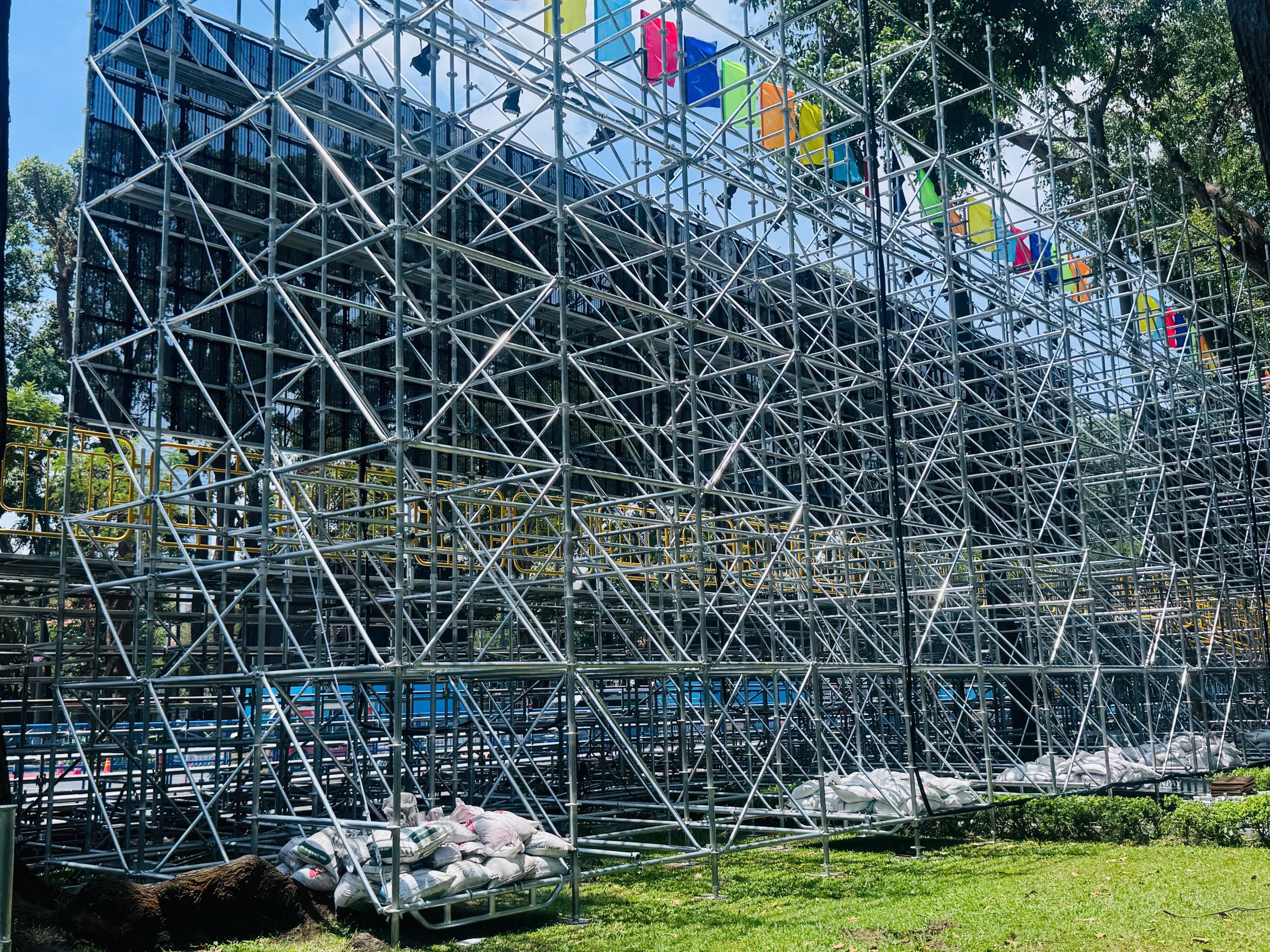 Kh&aacute;n đ&agrave;i, s&acirc;n khấu ho&agrave;nh tr&aacute;ng chuẩn bị cho lễ diễu binh 30/4 tại TP.HCM- Ảnh 6.