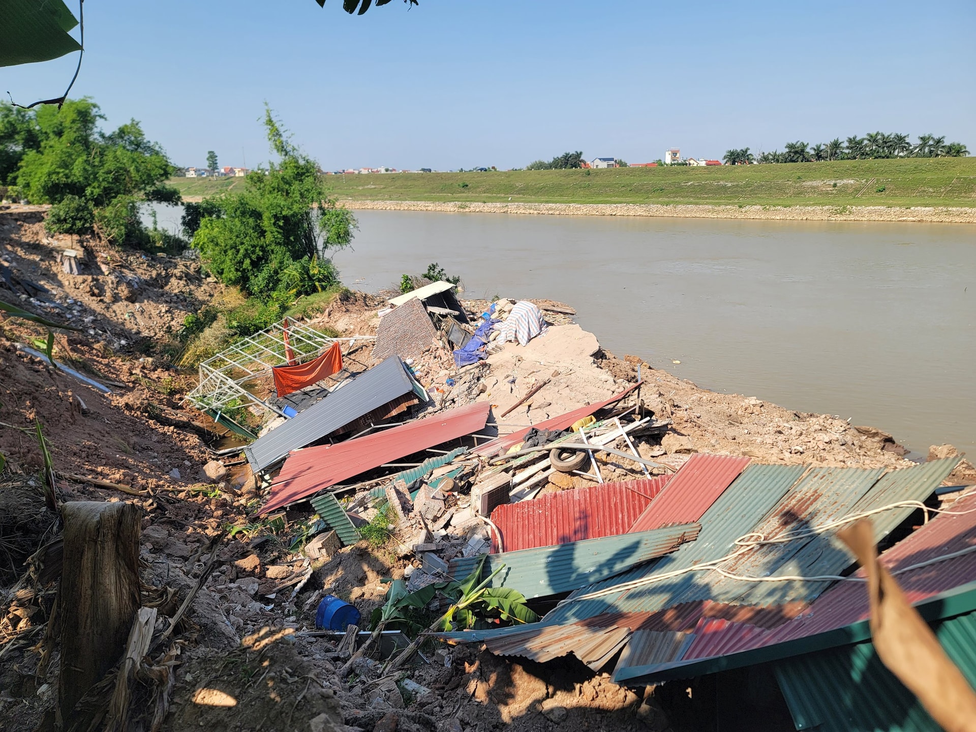 C&ocirc;ng bố t&igrave;nh huống khẩn cấp sạt lở bờ s&ocirc;ng Đuống- Ảnh 1.