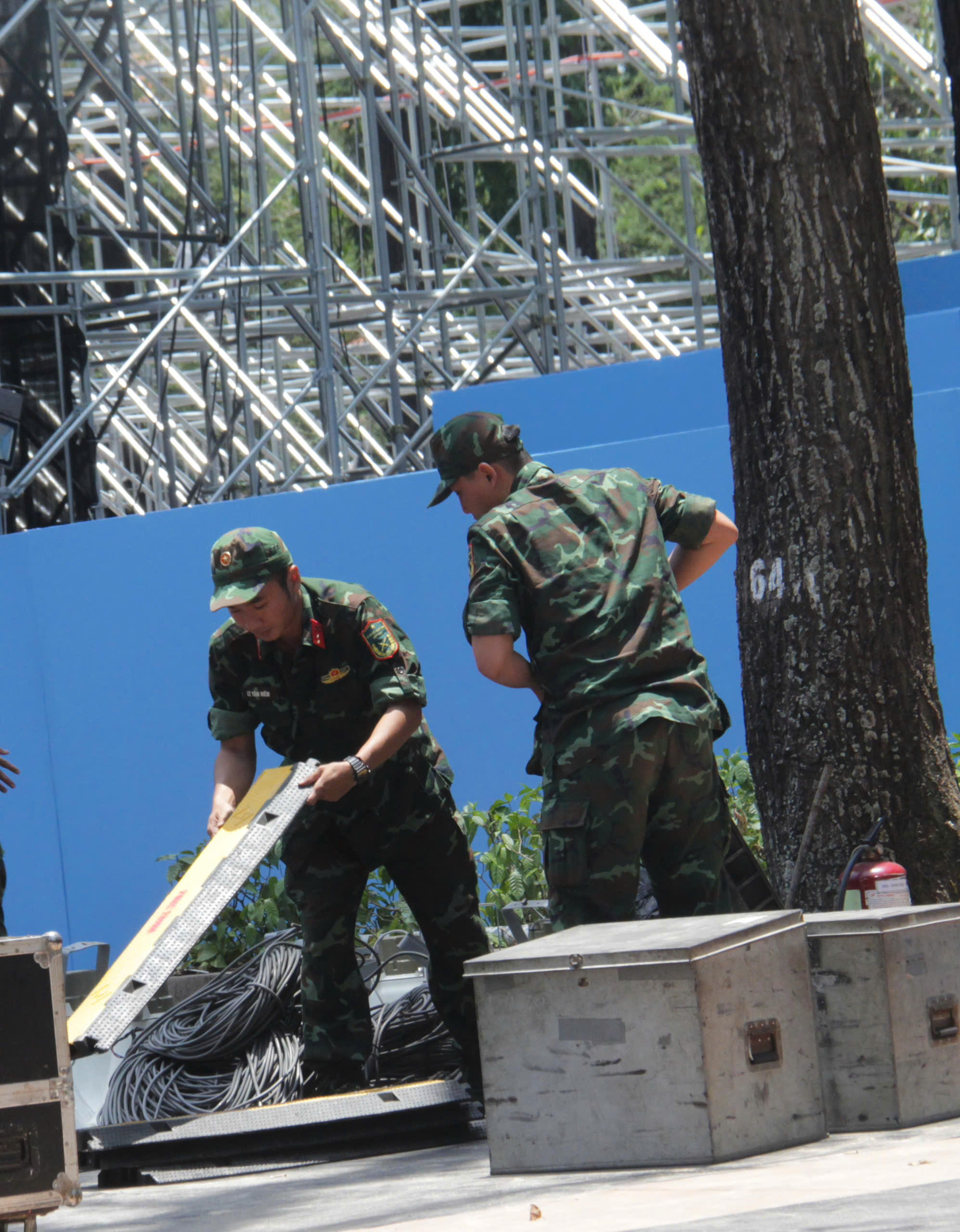 Kh&aacute;n đ&agrave;i, s&acirc;n khấu ho&agrave;nh tr&aacute;ng chuẩn bị cho lễ diễu binh 30/4 tại TP.HCM- Ảnh 15.