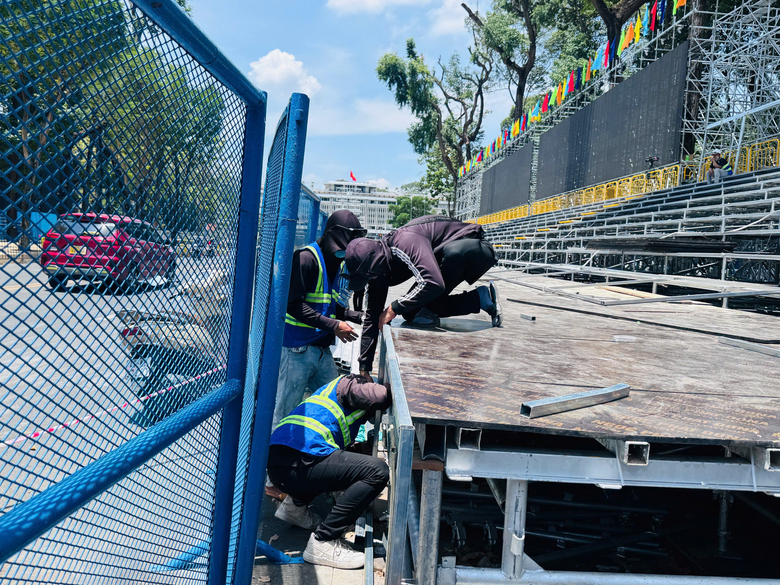 Kh&aacute;n đ&agrave;i, s&acirc;n khấu ho&agrave;nh tr&aacute;ng chuẩn bị cho lễ diễu binh 30/4 tại TP.HCM- Ảnh 11.