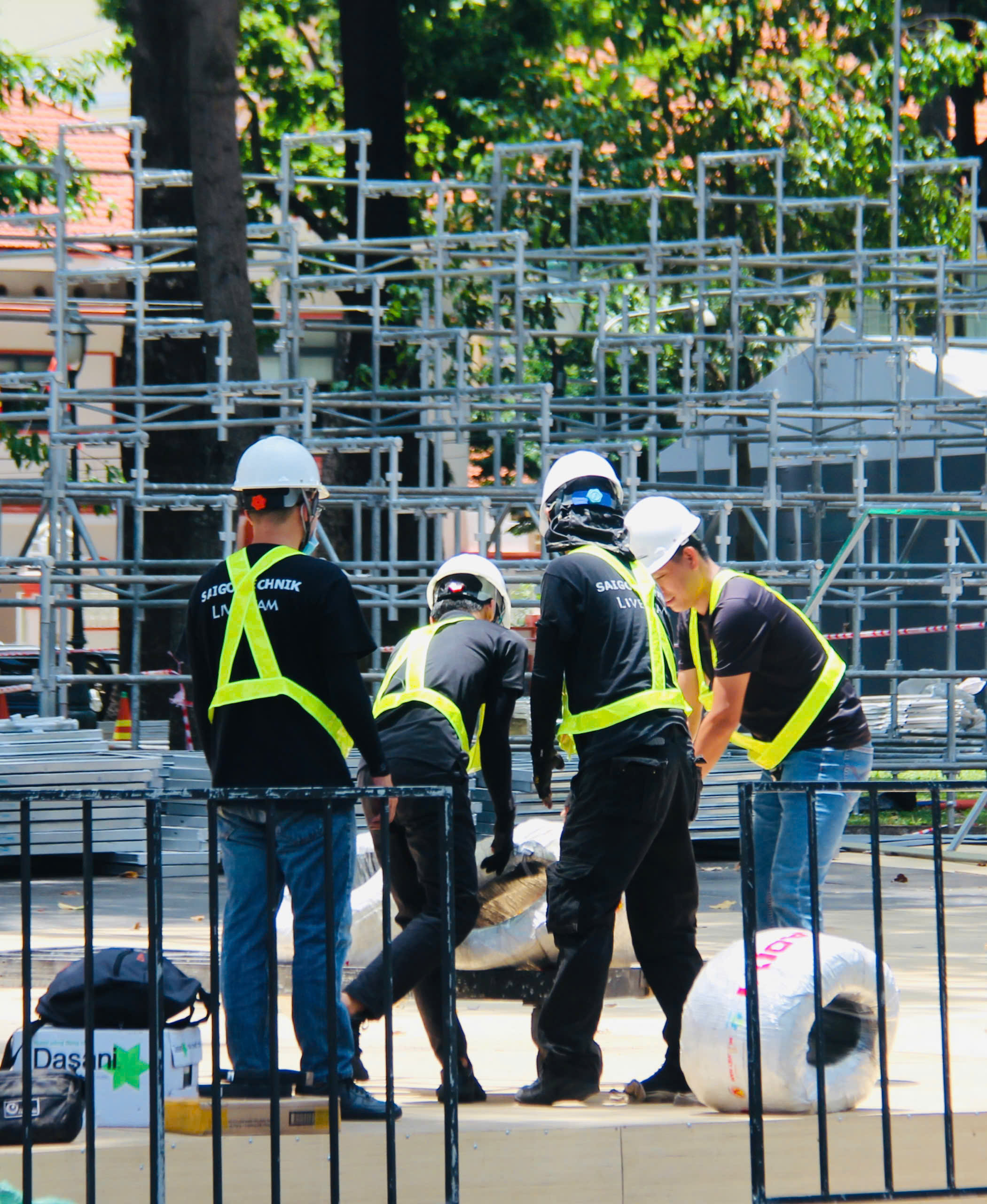 Kh&aacute;n đ&agrave;i, s&acirc;n khấu ho&agrave;nh tr&aacute;ng chuẩn bị cho lễ diễu binh 30/4 tại TP.HCM- Ảnh 13.