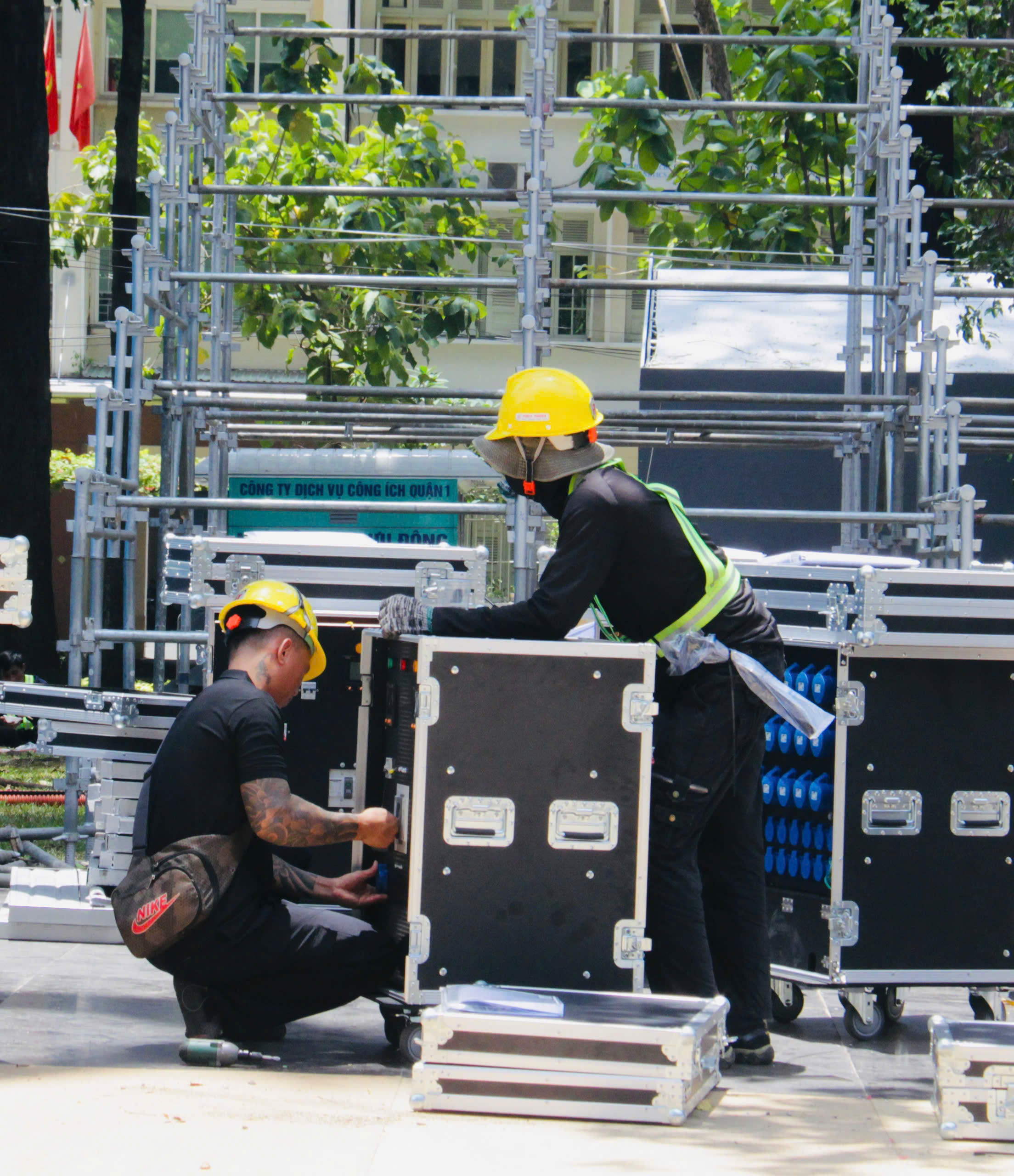 Kh&aacute;n đ&agrave;i, s&acirc;n khấu ho&agrave;nh tr&aacute;ng chuẩn bị cho lễ diễu binh 30/4 tại TP.HCM- Ảnh 14.