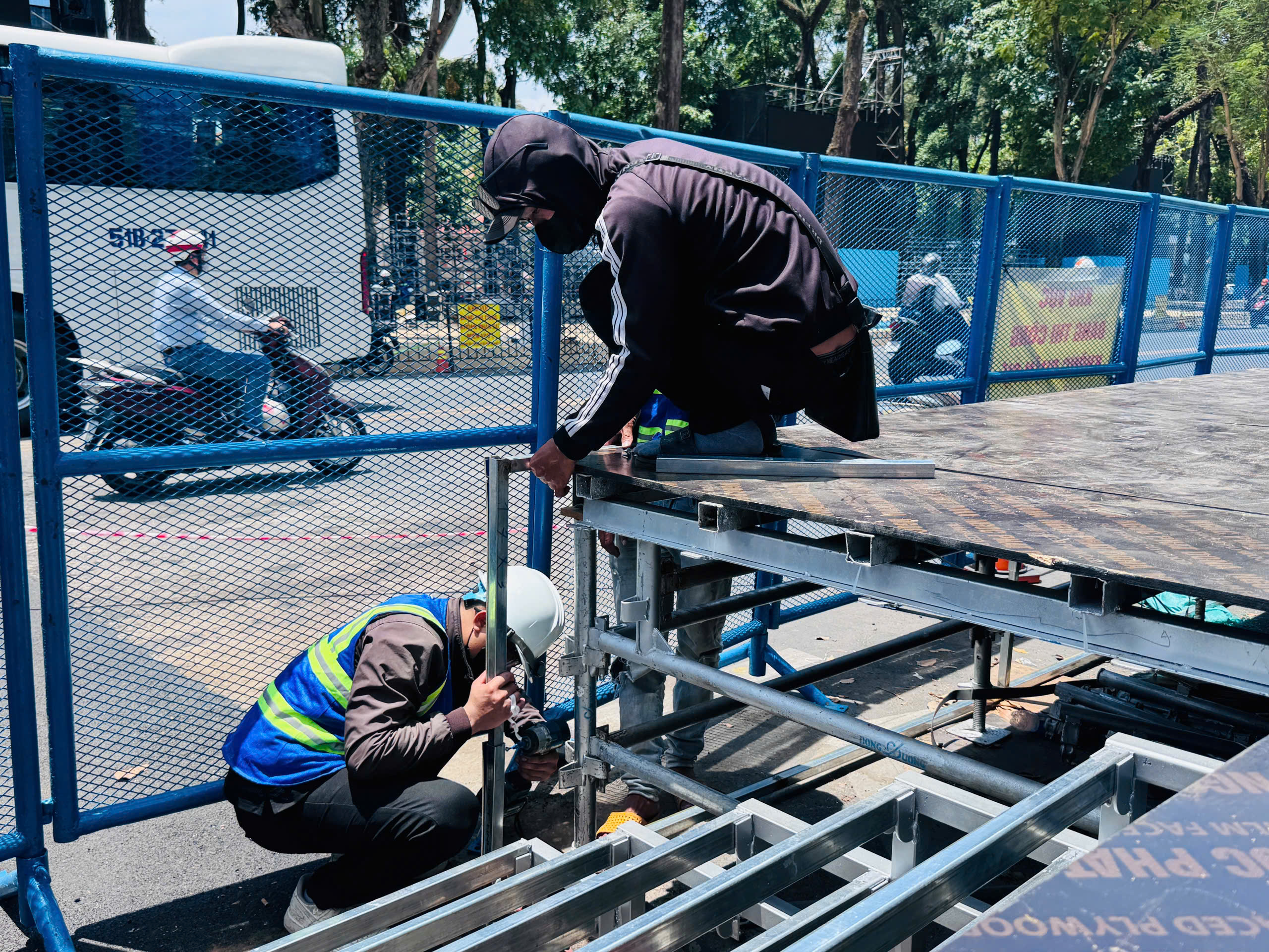 Kh&aacute;n đ&agrave;i, s&acirc;n khấu ho&agrave;nh tr&aacute;ng chuẩn bị cho lễ diễu binh 30/4 tại TP.HCM- Ảnh 10.