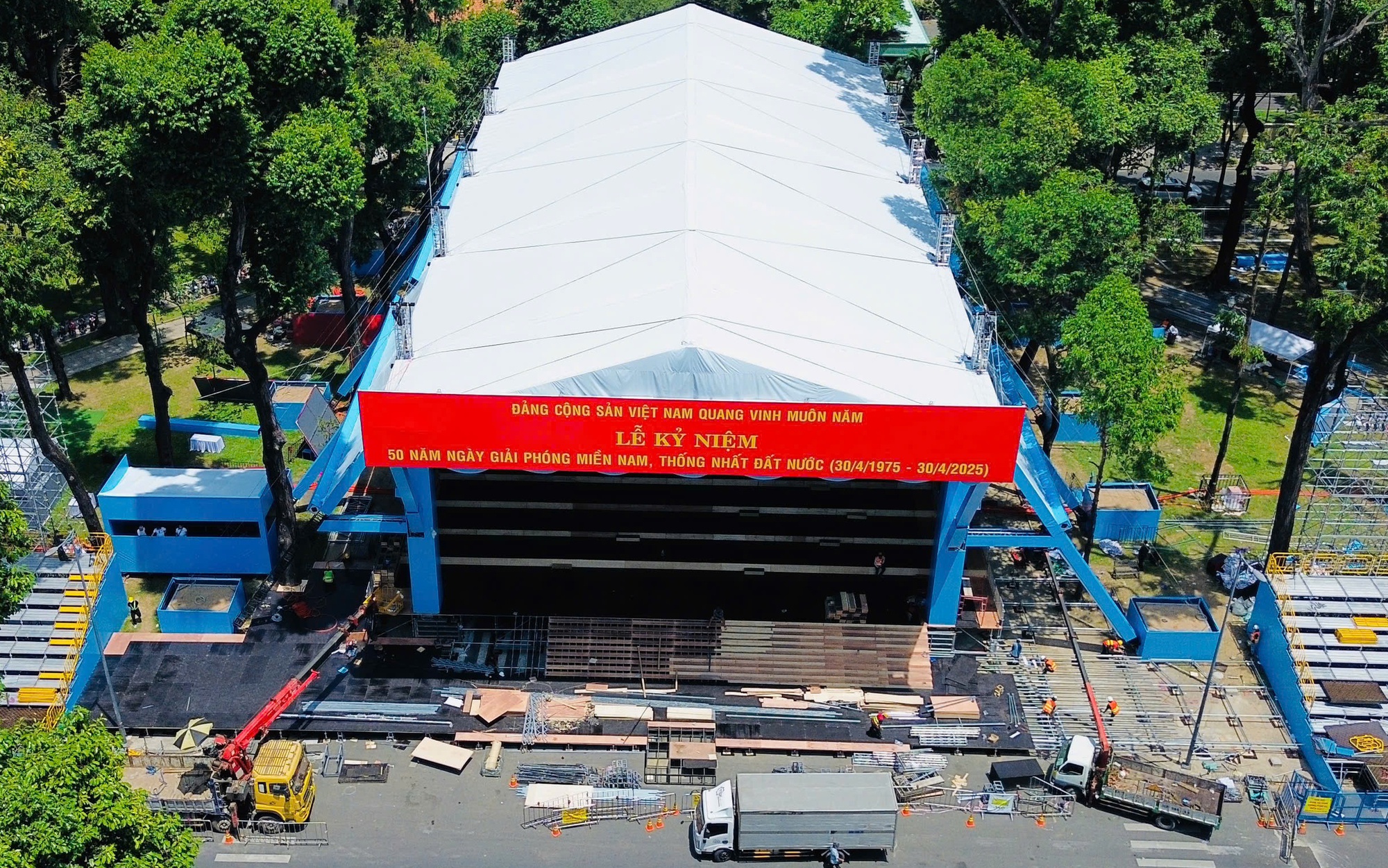 Kh&aacute;n đ&agrave;i, s&acirc;n khấu ho&agrave;nh tr&aacute;ng chuẩn bị cho lễ diễu binh 30/4 tại TP.HCM