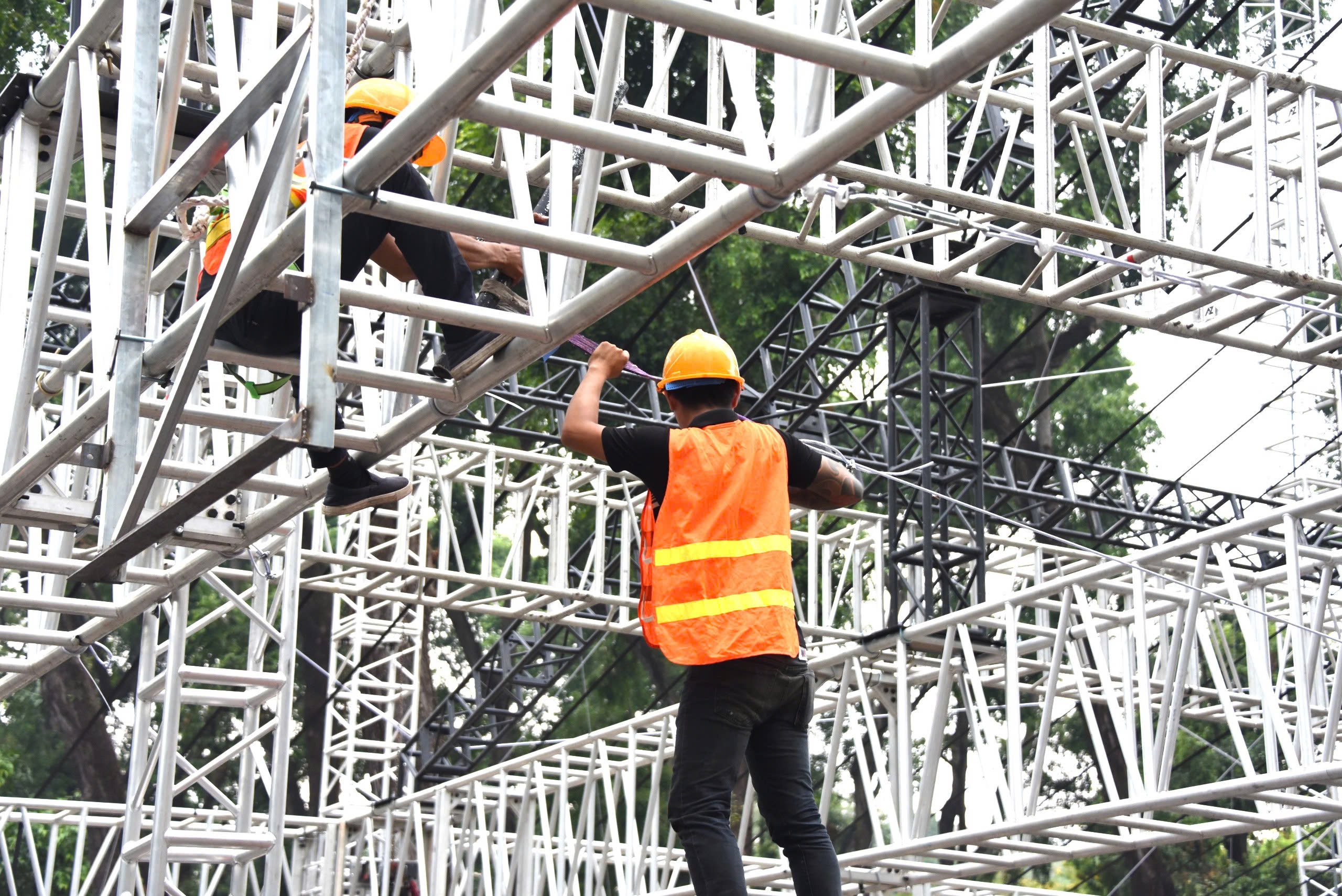 Kh&aacute;n đ&agrave;i, s&acirc;n khấu ho&agrave;nh tr&aacute;ng chuẩn bị cho lễ diễu binh 30/4 tại TP.HCM- Ảnh 12.