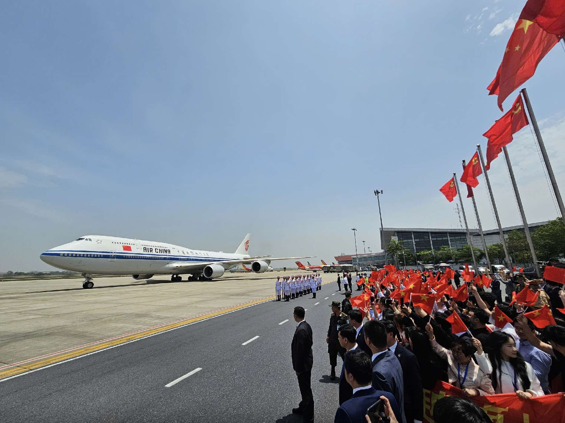 Tổng B&iacute; thư, Chủ tịch Trung Quốc Tập Cận B&igrave;nh đến Việt Nam, bắt đầu thăm cấp Nh&agrave; nước- Ảnh 3.