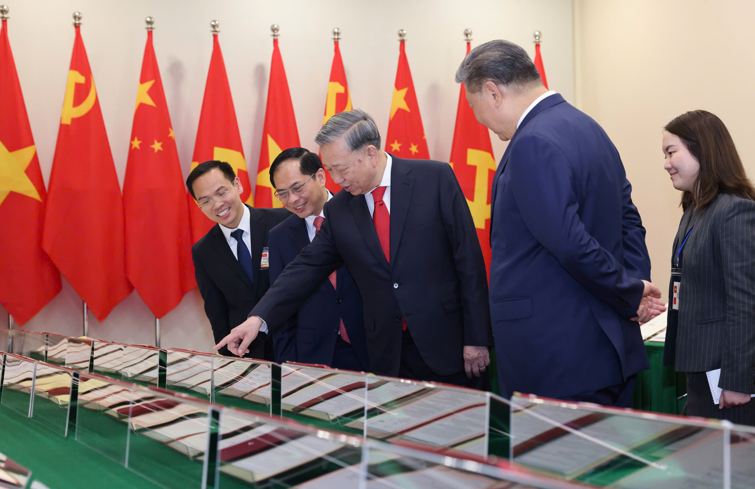 Việt Nam - Trung Quốc k&yacute; kết 7 văn kiện quan trọng lĩnh vực đường sắt v&agrave; đường bộ- Ảnh 2.