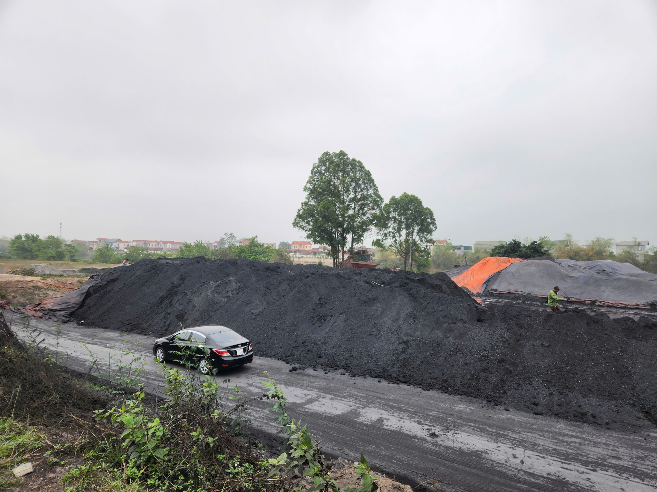 Bắc Giang: Xử phạt b&atilde;i than g&acirc;y &ocirc; nhiễm sau phản &aacute;nh của B&aacute;o X&acirc;y dựng- Ảnh 1.