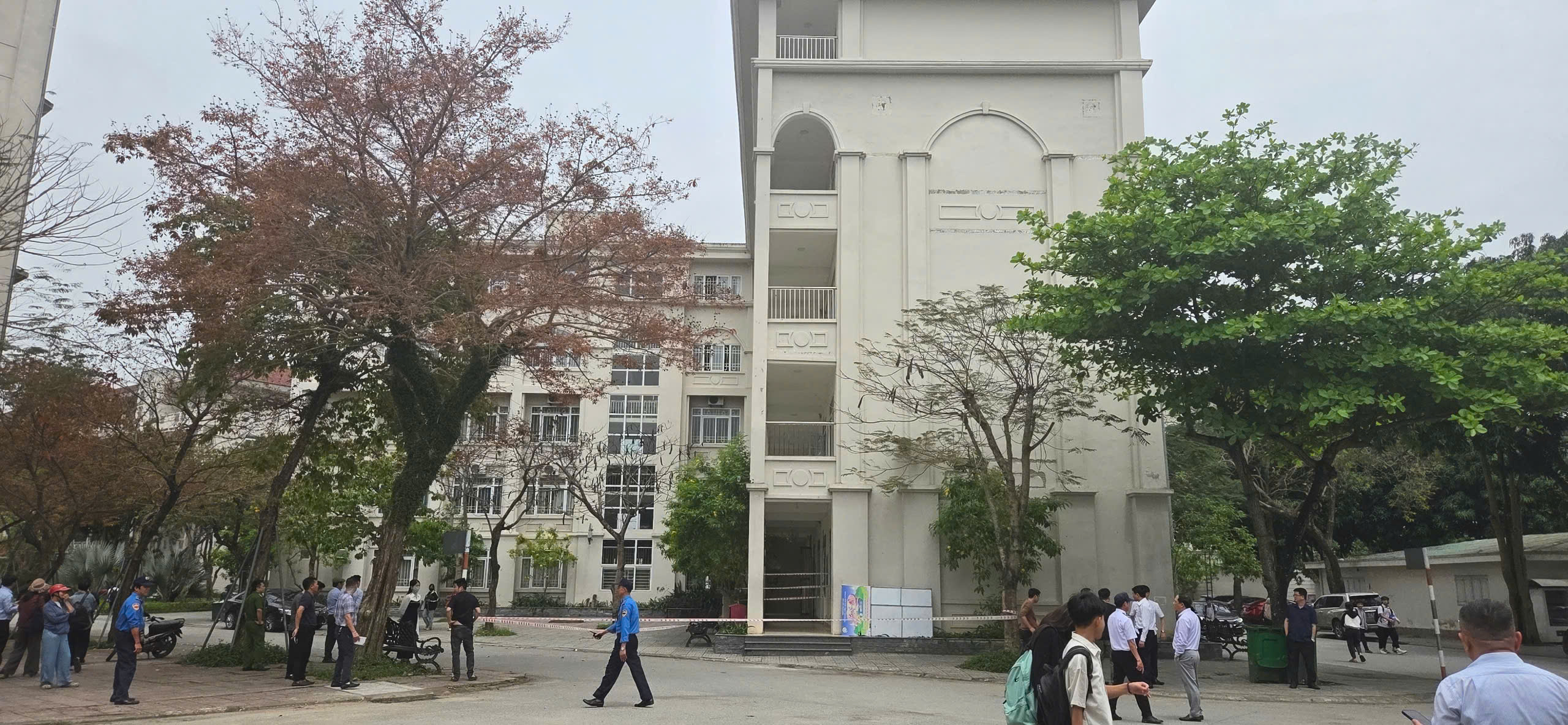 C&ocirc;ng an v&agrave;o cuộc vụ rơi lan can khiến 3 nữ sinh ở Nghệ An bị thương- Ảnh 1.