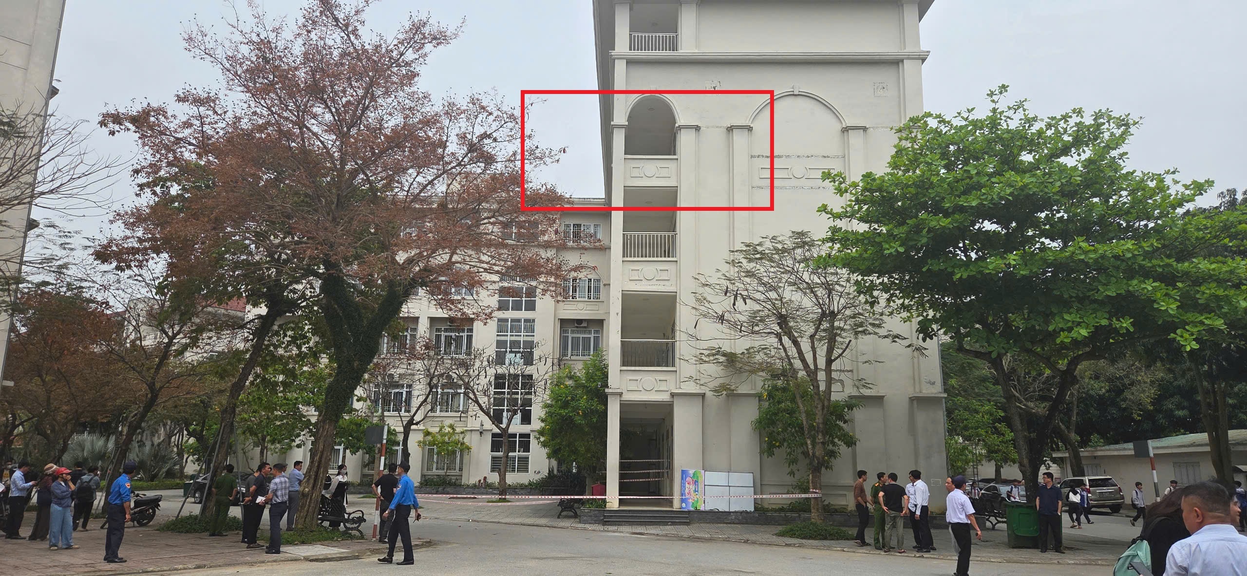 Lan can tầng 4 rơi tr&uacute;ng nh&oacute;m học sinh dưới s&acirc;n trường, 3 em nhập viện cấp cứu- Ảnh 1.