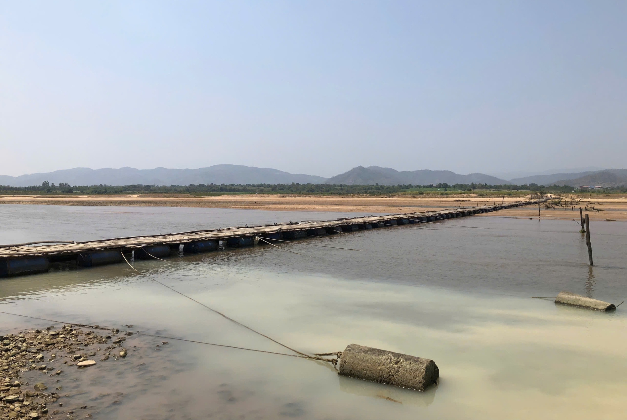 Chờ cầu xây mới, người dân lấy thùng phi ghép gỗ làm cầu tạm vượt sông Ba- Ảnh 1. Chờ cầu xây mới, người dân lấy thùng phi ghép gỗ làm cầu tạm vượt sông Ba- Ảnh 1.