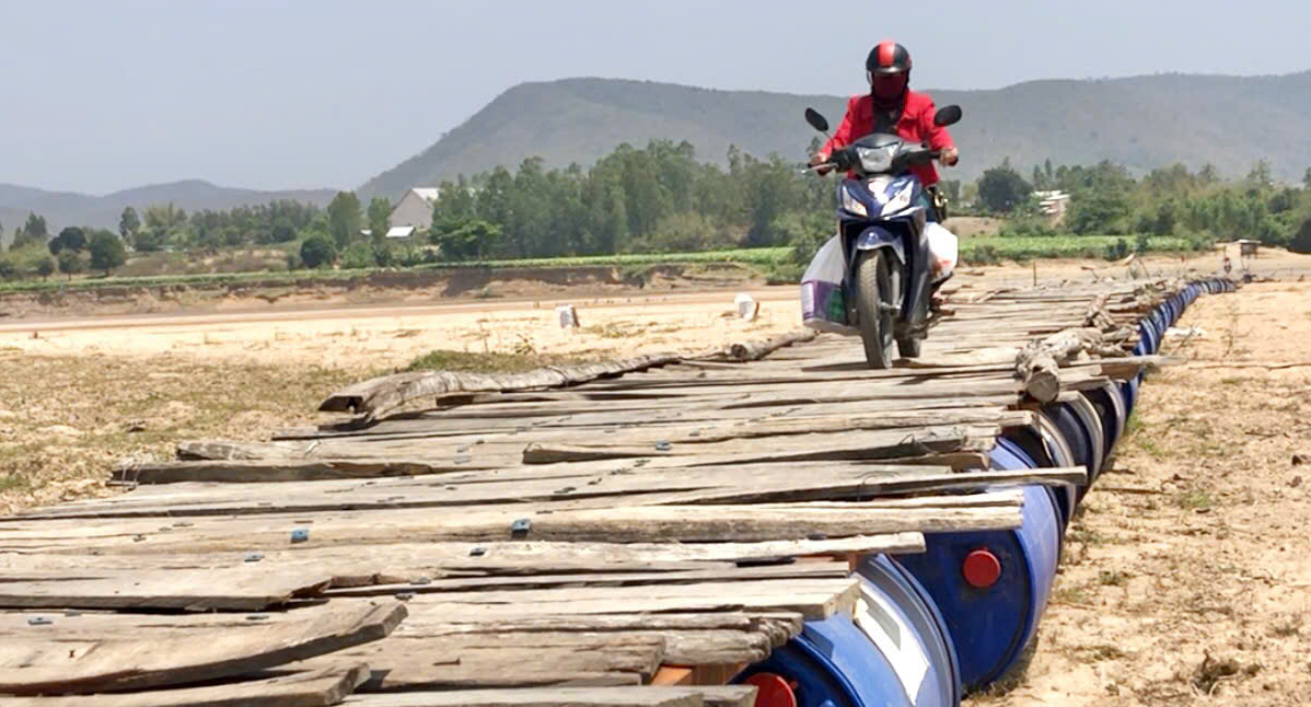 Chờ cầu xây mới, người dân lấy thùng phi ghép gỗ làm cầu tạm vượt sông Ba- Ảnh 4. Chờ cầu xây mới, người dân lấy thùng phi ghép gỗ làm cầu tạm vượt sông Ba- Ảnh 4.