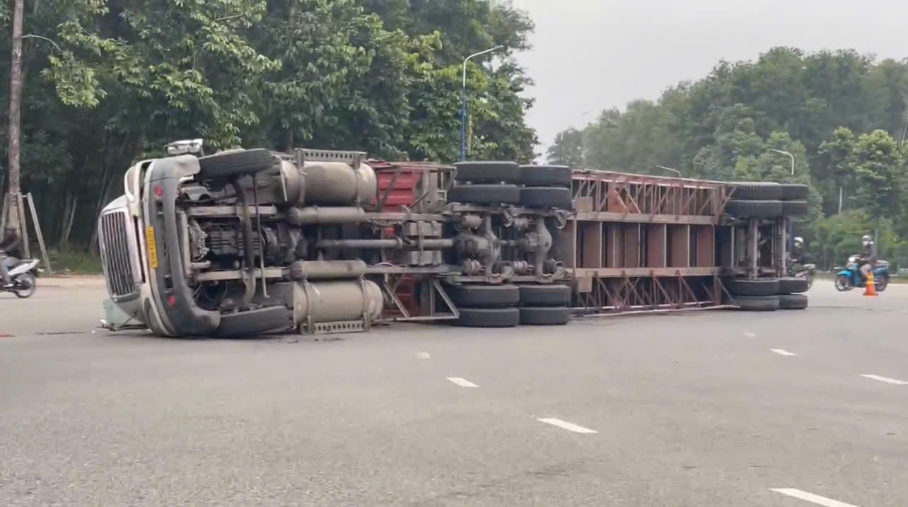 B&igrave;nh Dương: Xe container lật nh&agrave;o khi &ocirc;m cua ở v&ograve;ng xoay Mỹ Phước 3- Ảnh 1.