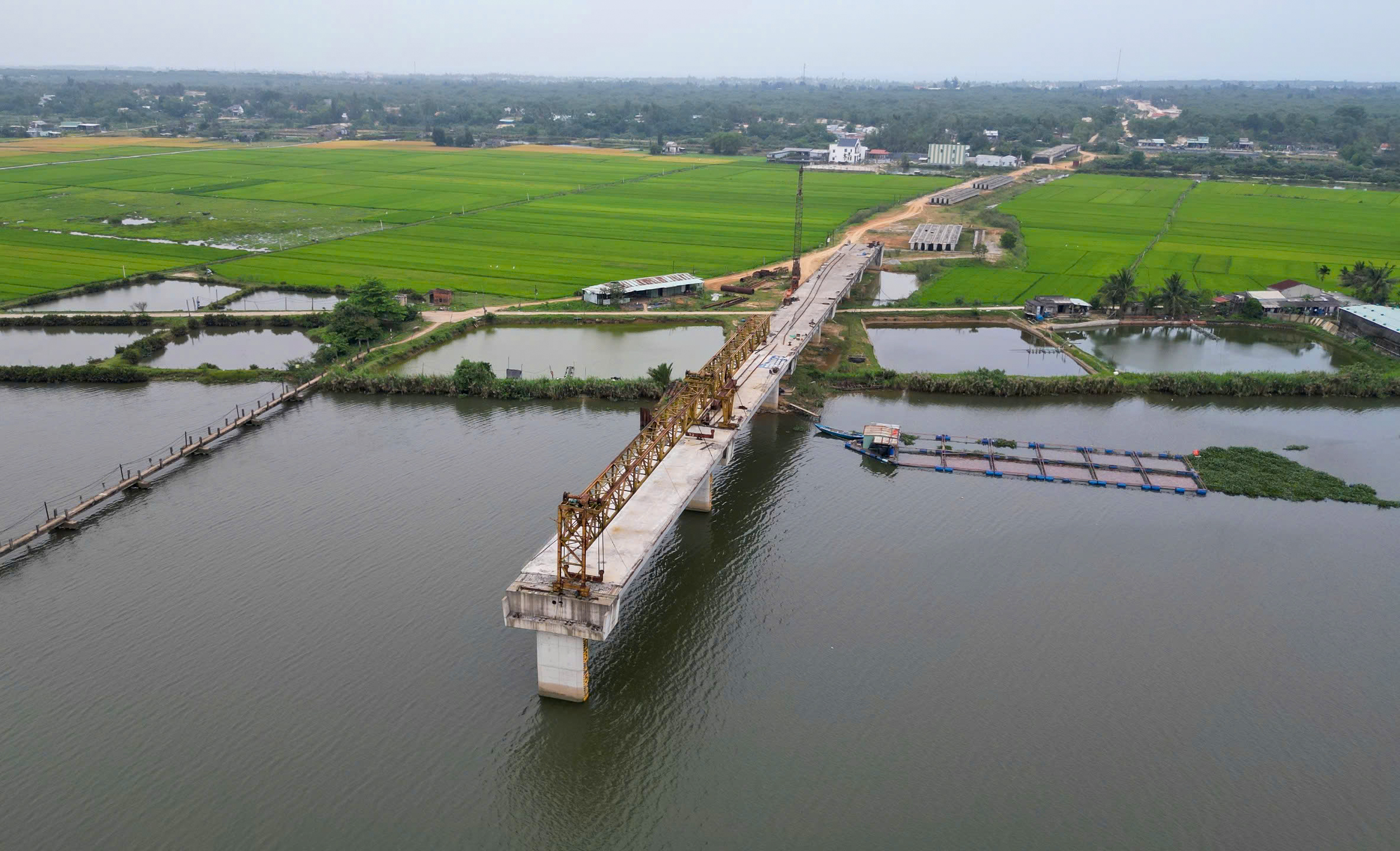 Cầu 220 tỷ dang dở sau 6 năm thi công, Quảng Nam yêu cầu làm rõ trách nhiệm- Ảnh 1. Cầu 220 tỷ dang dở sau 6 năm thi công, Quảng Nam yêu cầu làm rõ trách nhiệm- Ảnh 1.