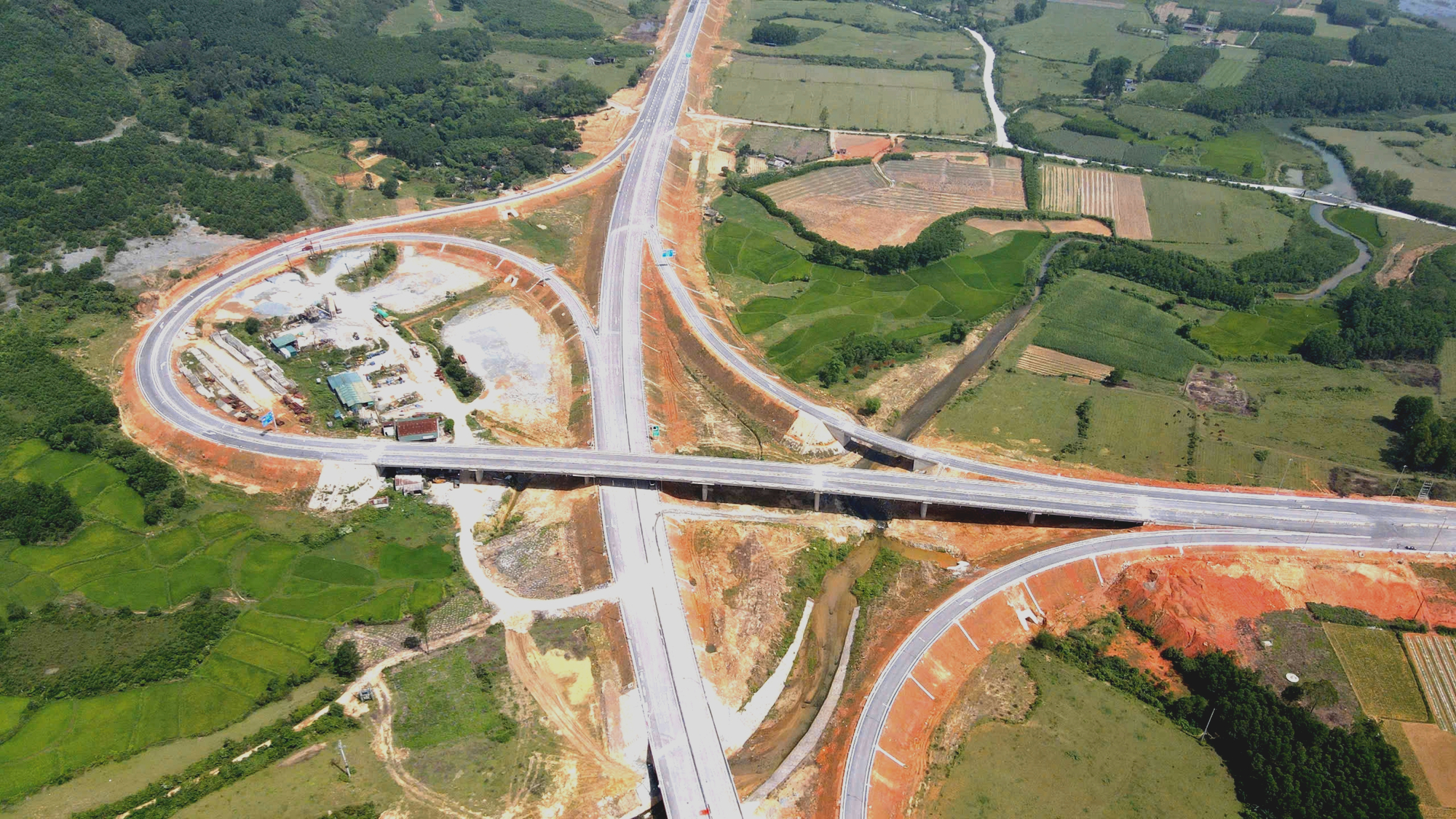 Cận cảnh nút giao cao tốc kết nối Khu kinh tế Vũng Áng sắp thông xe- Ảnh 1. Cận cảnh nút giao cao tốc kết nối Khu kinh tế Vũng Áng sắp thông xe- Ảnh 1.