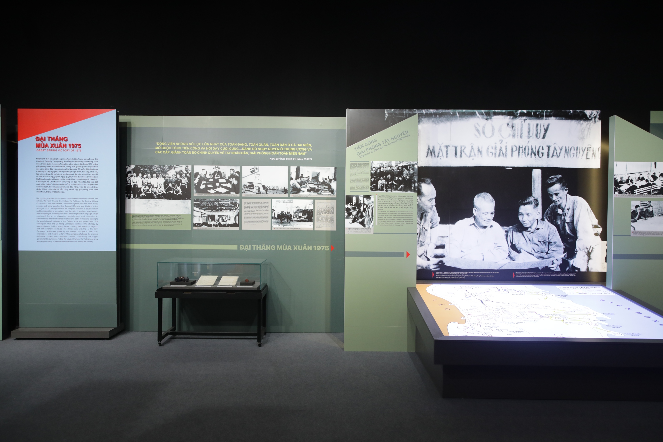 “Bản hùng ca mùa Xuân đại thắng” qua những hình ảnh, hiện vật quý- Ảnh 4. “Bản hùng ca mùa Xuân đại thắng” qua những hình ảnh, hiện vật quý- Ảnh 4.